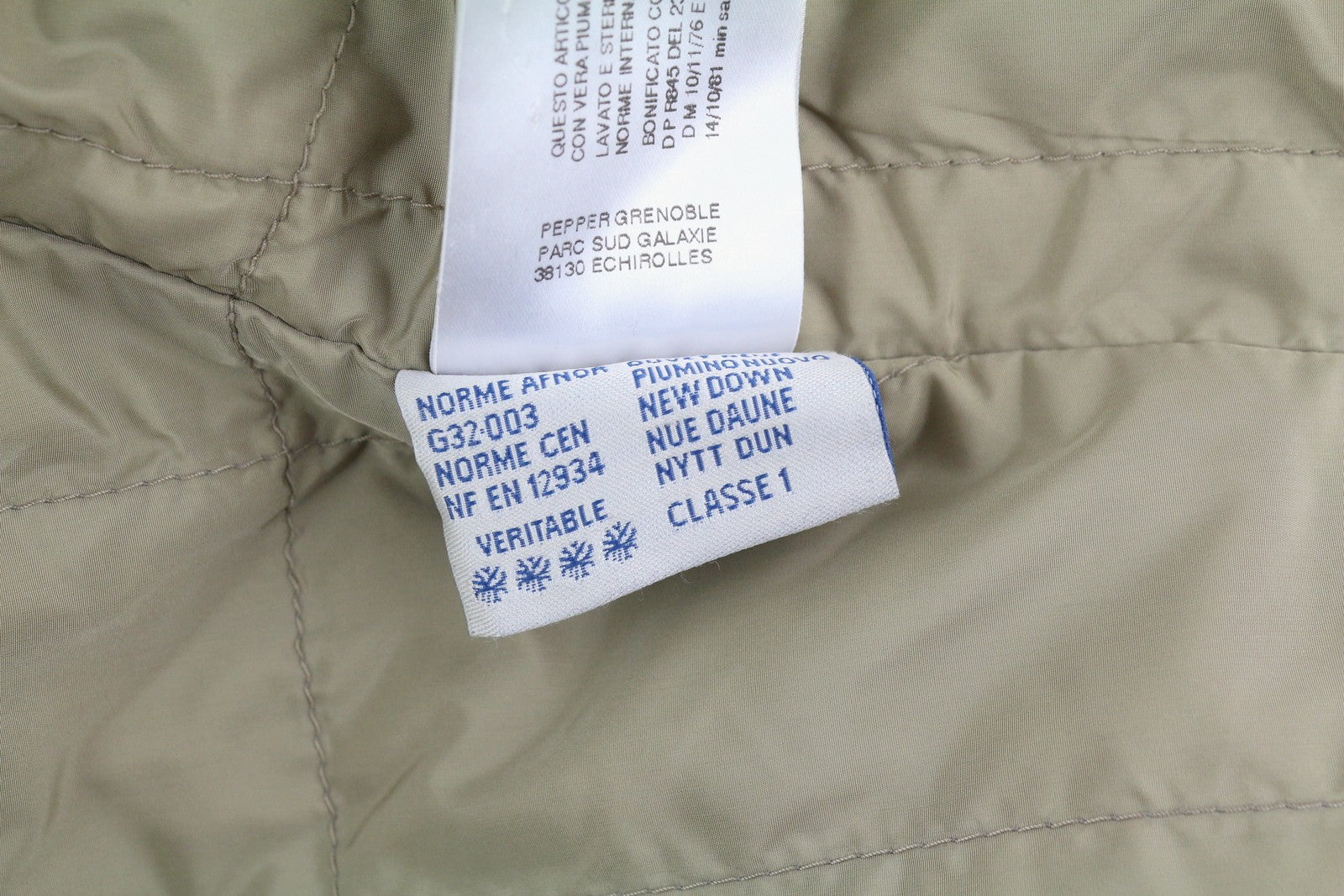 MONCLER vyriška striukė XL dydžio, ruda, su užtrauktuku ir sagomis, aukšta apykakle. 