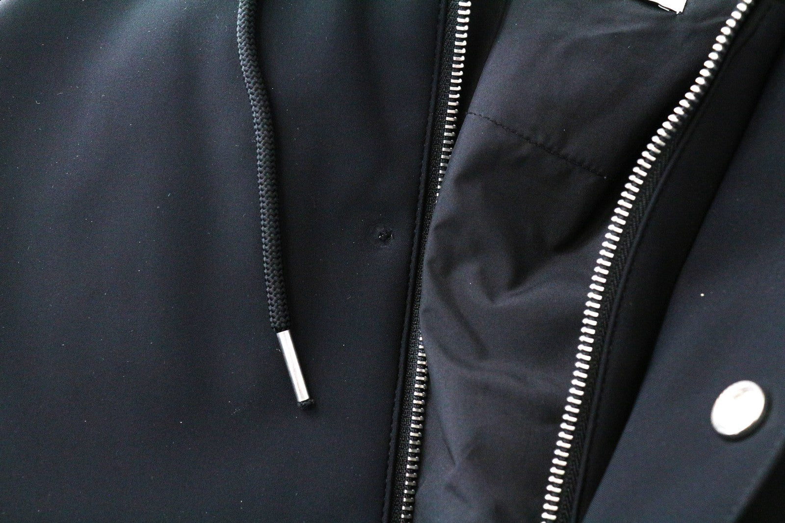 SANDRO vyriška striukė XS dydžio, juoda, su gobtuvu ir raišteliu, tampri viršutinio drabužio dalis 