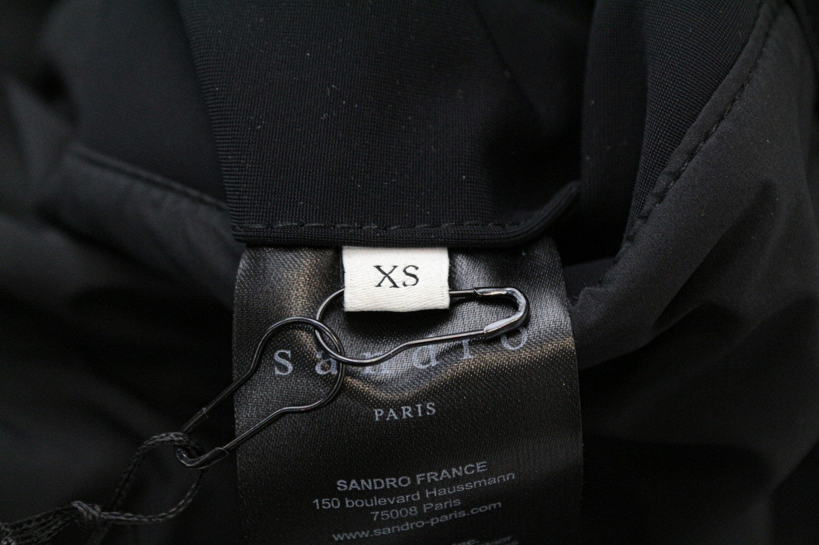 SANDRO vyriška striukė XS dydžio, juoda, su gobtuvu ir raišteliu, tampri viršutinio drabužio dalis 