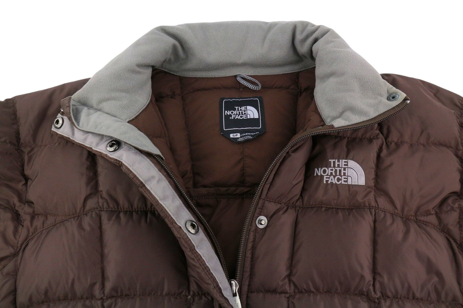 „THE NORTH FACE“ moteriška striukė S ruda 600 pūkuota dygsniuota aukšta apykakle, vidutinio ilgio 