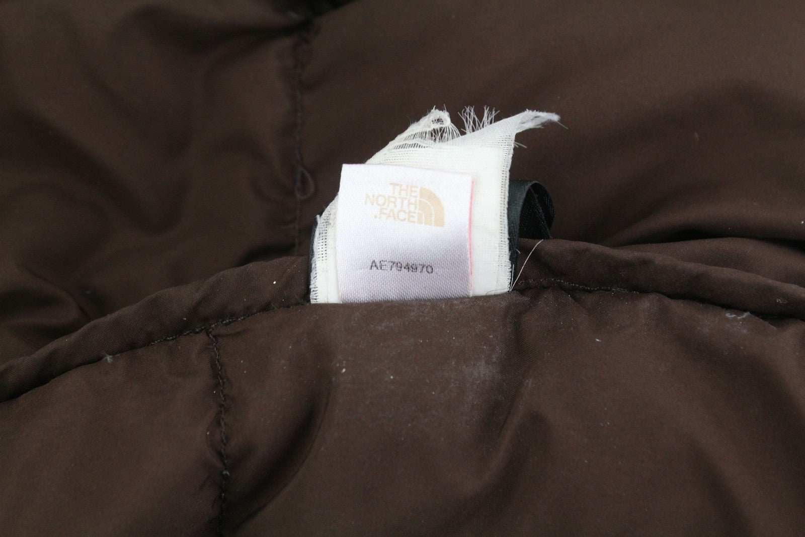 „THE NORTH FACE“ moteriška striukė S ruda 600 pūkuota dygsniuota aukšta apykakle, vidutinio ilgio 