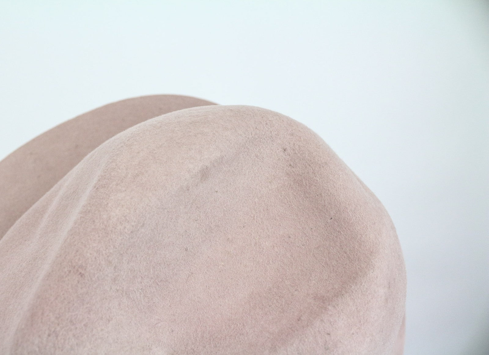 MAISON SCOTCH moteriška skrybėlė OS šviesiai rožinė vilnonė Panama kasdienai su žvaigždžių smeigtukais 