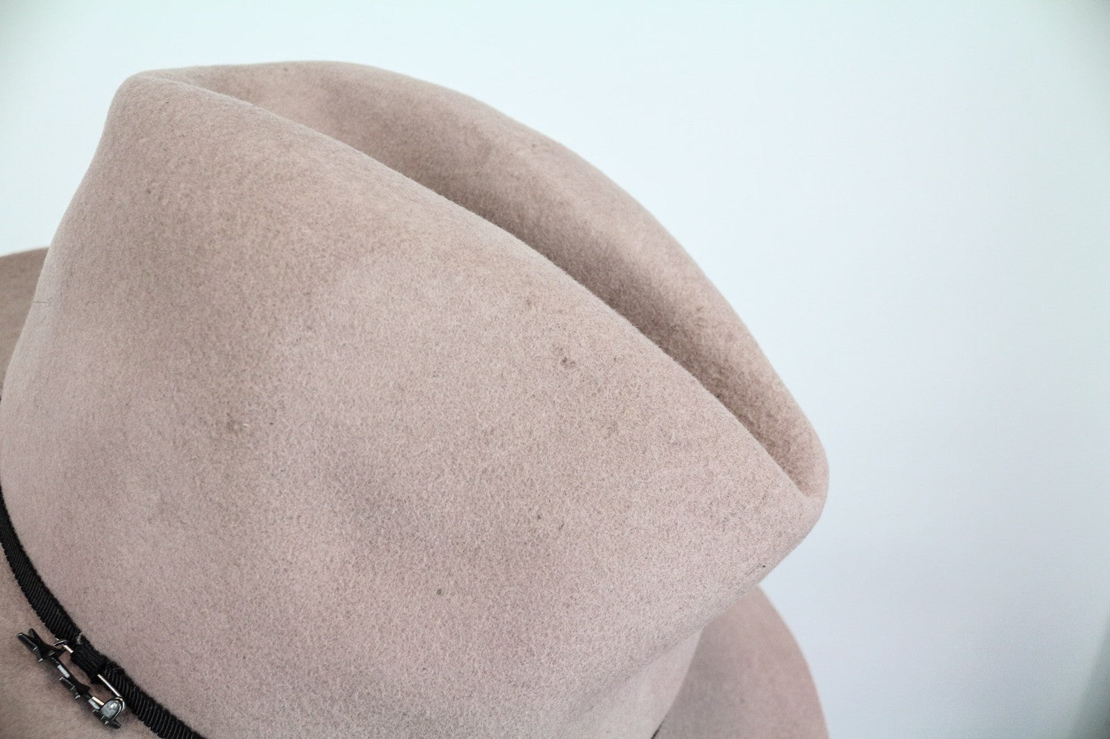 MAISON SCOTCH moteriška skrybėlė OS šviesiai rožinė vilnonė Panama kasdienai su žvaigždžių smeigtukais 