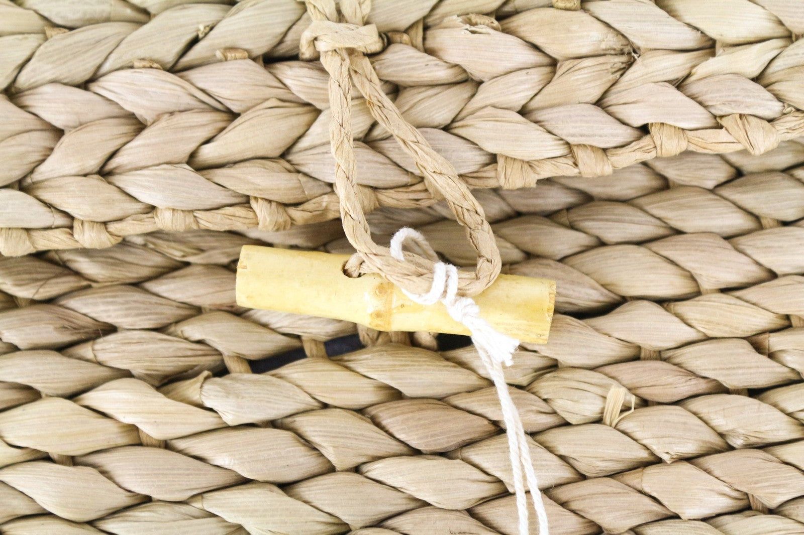 MAISON SCOTCH moteriškas krepšys OS šviesiai rudos spalvos šiaudinis pintas vasarinis delninukas su sagomis 