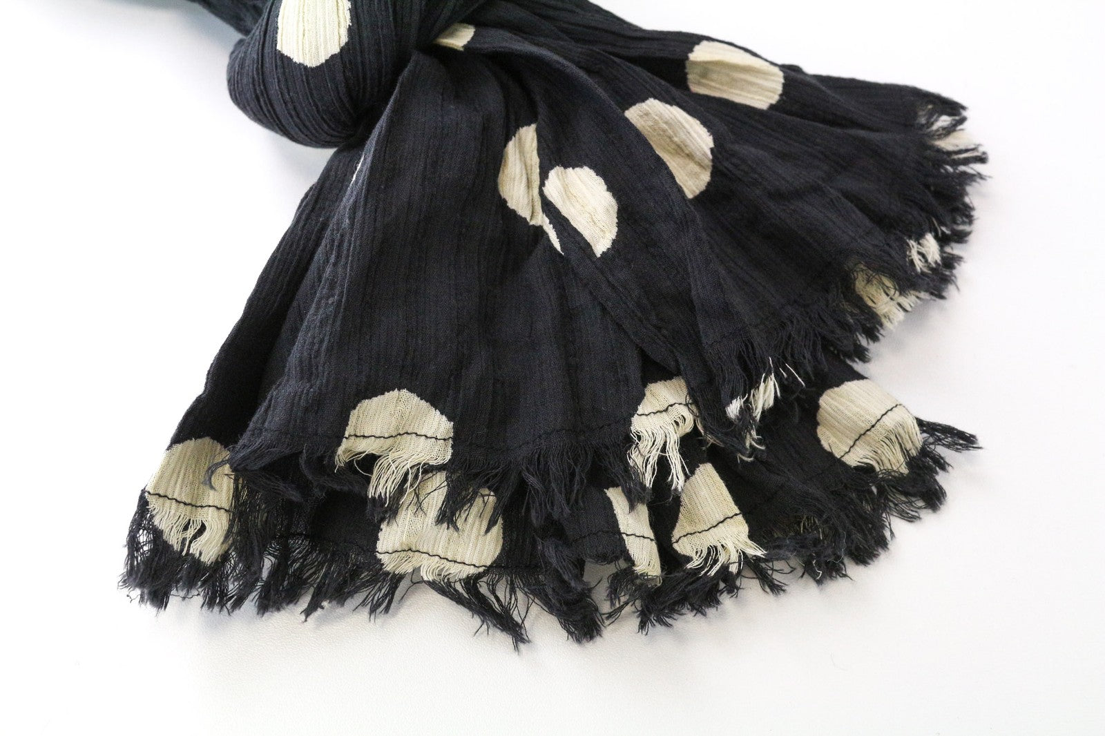 MAISON SCOTCH moteriškas šalikas OS juodas grynos medvilnės taškuotas lengvas 