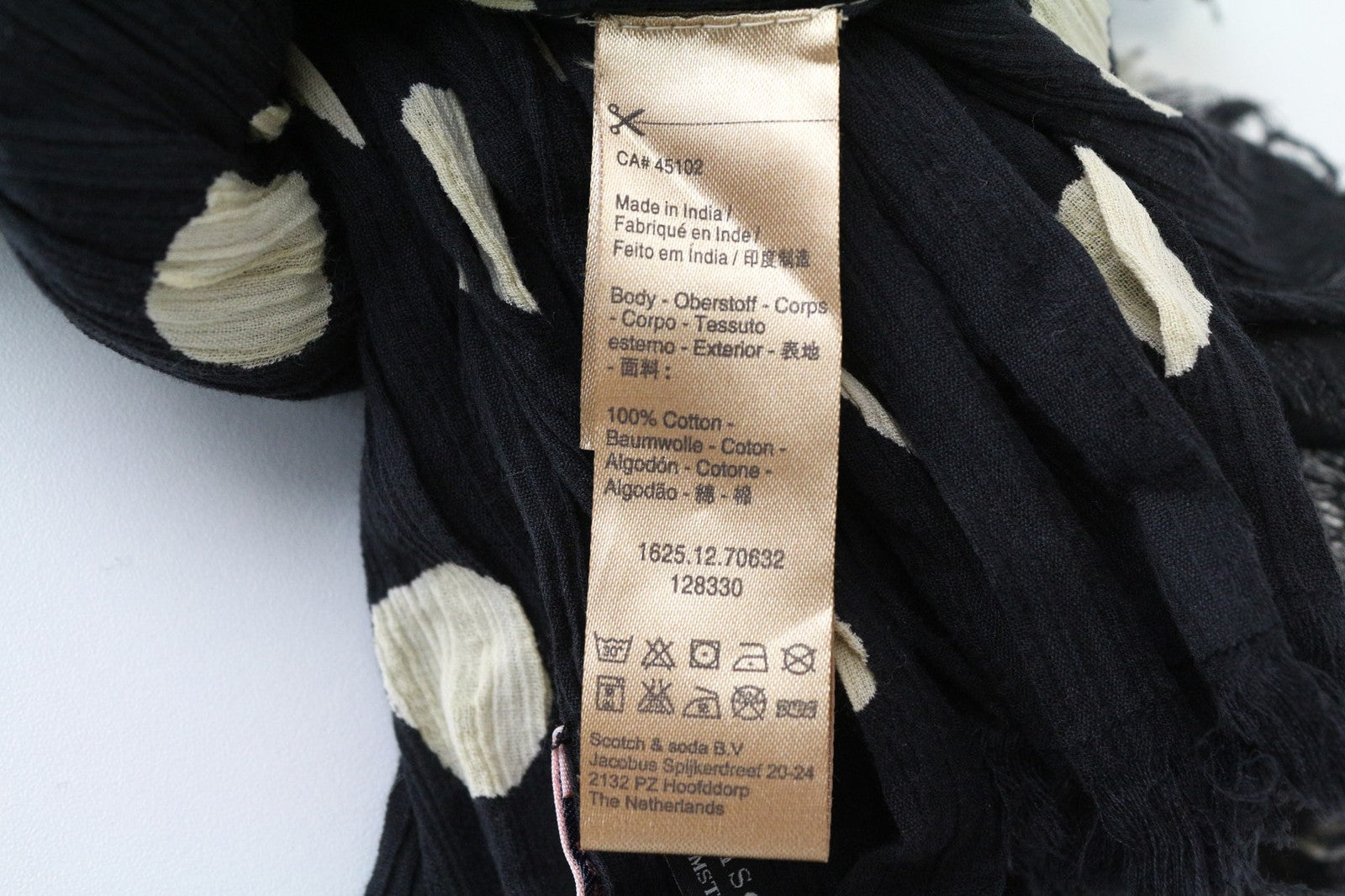 MAISON SCOTCH moteriškas šalikas OS juodas grynos medvilnės taškuotas lengvas 