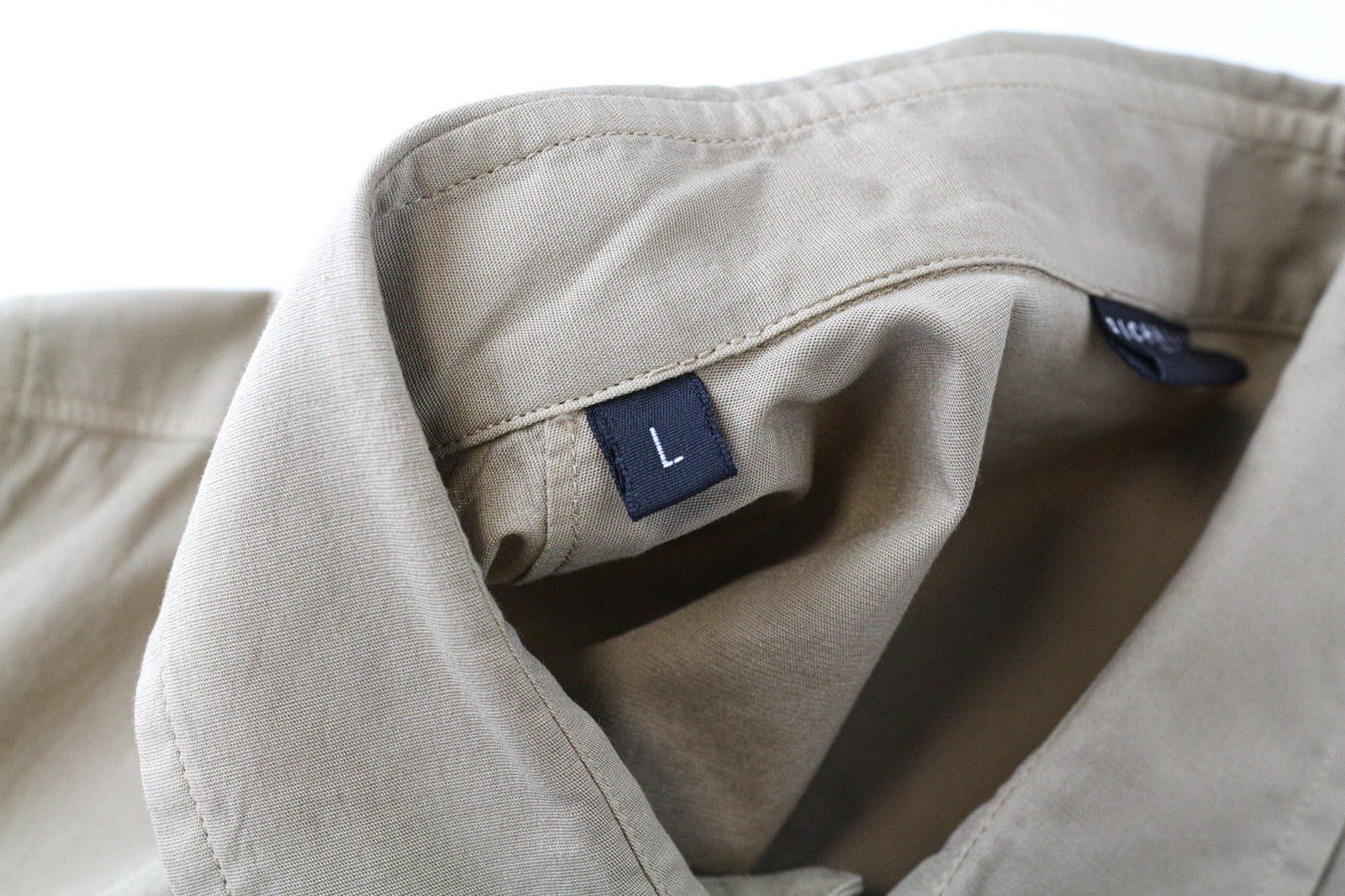 RICHMOND vyriški marškinėliai šviesiai rudi, tamprūs medvilniniai, ilgomis rankovėmis, su sagomis, L dydžio 