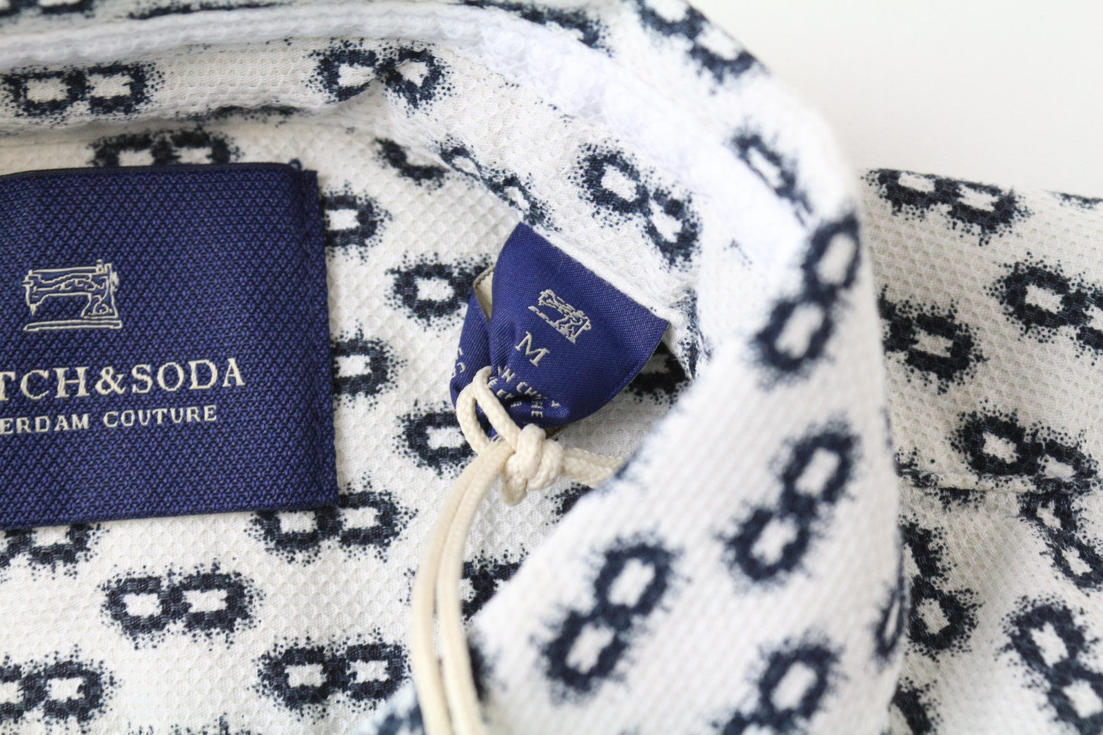 SCOTCH &amp; SODA Ams Couture vyriški marškinėliai M balti medvilniniai raštuoti ilgomis rankovėmis 