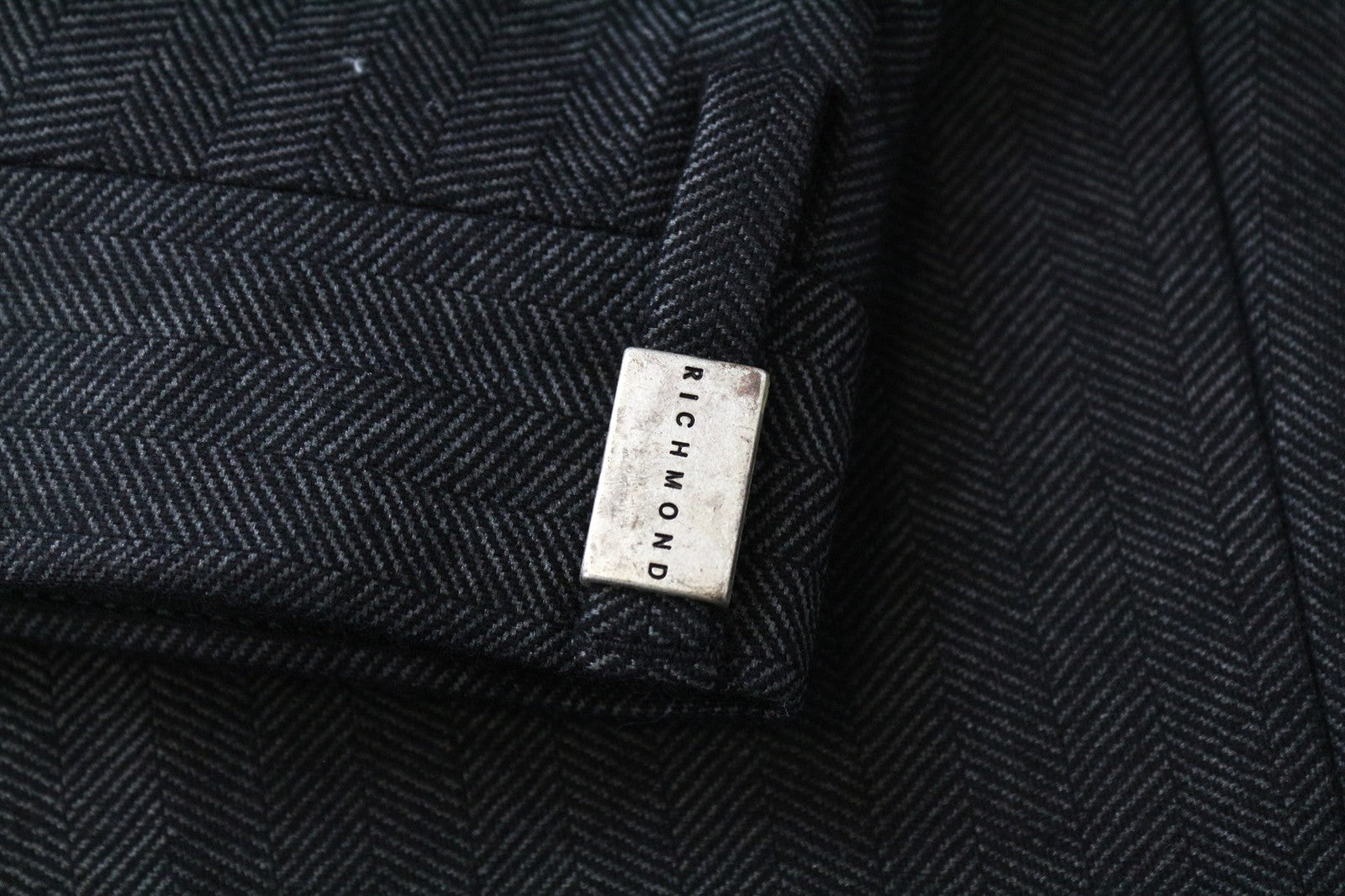 RICHMOND vyriškos kelnės 48 Tamsiai pilkos vilnos mišinio klostuotos klasikinio rašto kelnės 