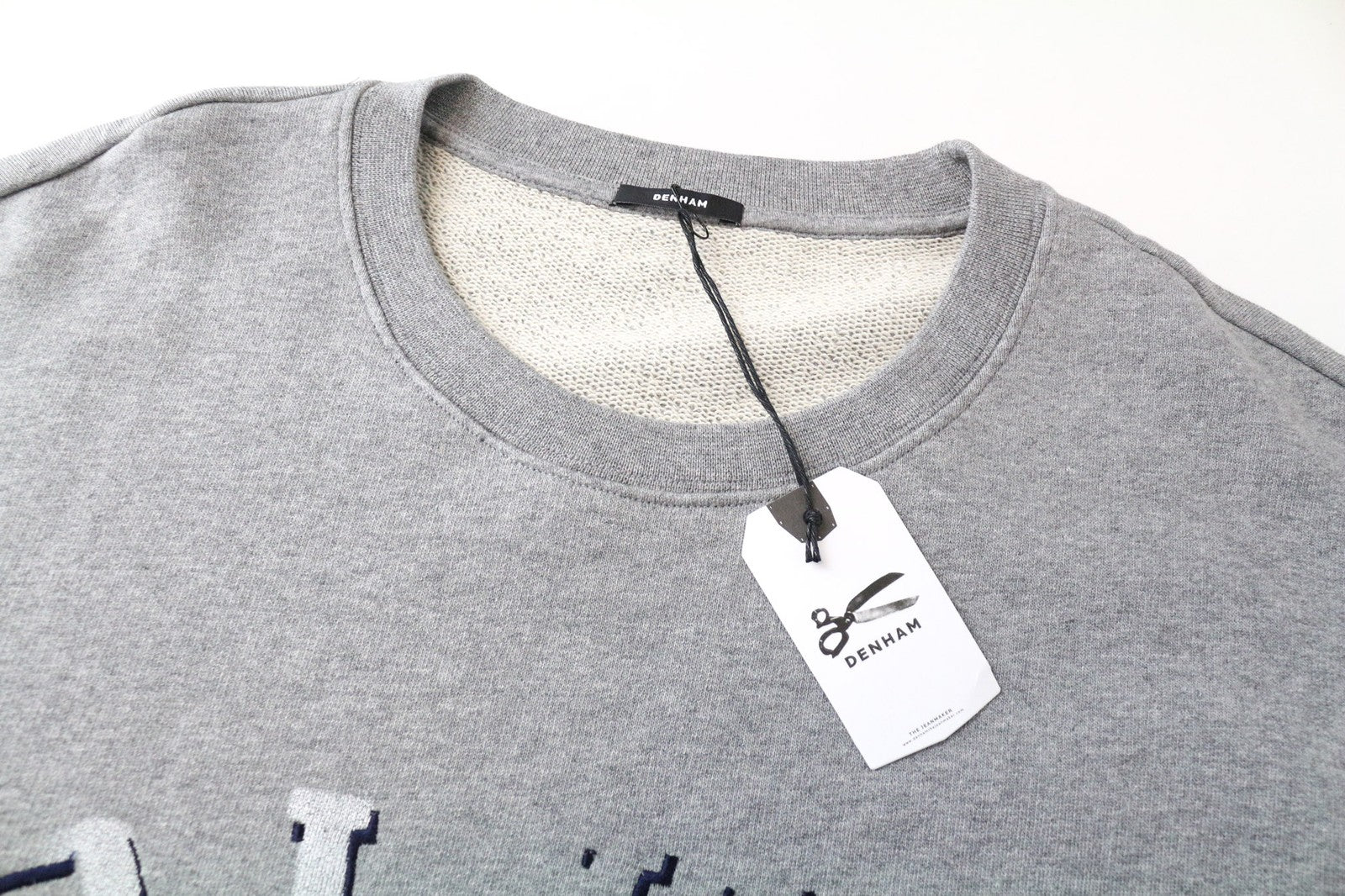 DENHAM Mėlynas moteriškas džemperis su pilku medvilniniu logotipu ir ilgomis rankovėmis, apvalia apykakle. 