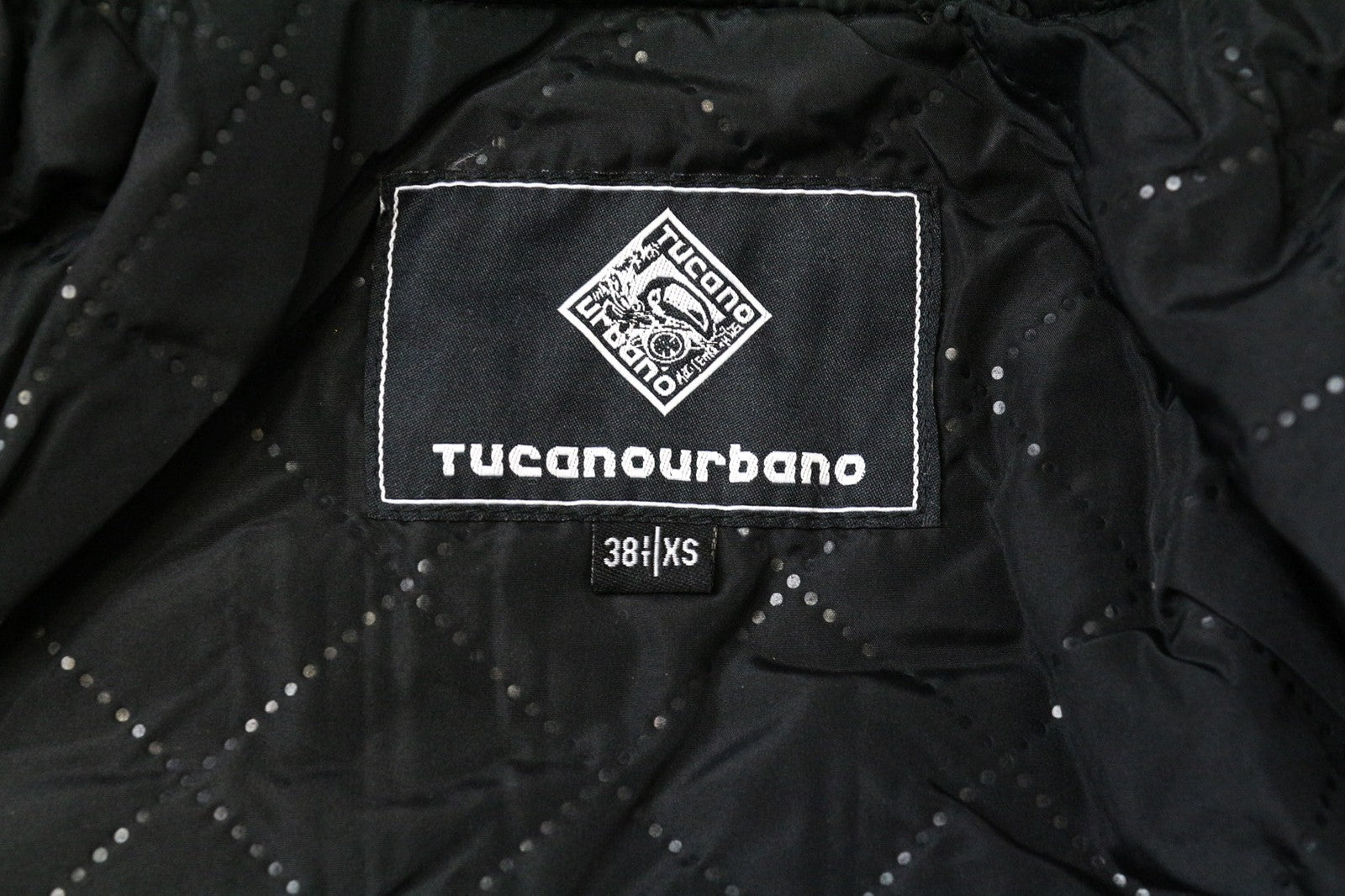 TUCANO URBANO Iris moteriška paspirtuko striukė IT38 juoda su paspirtuku ir vėjui atspariu paminkštinimu 