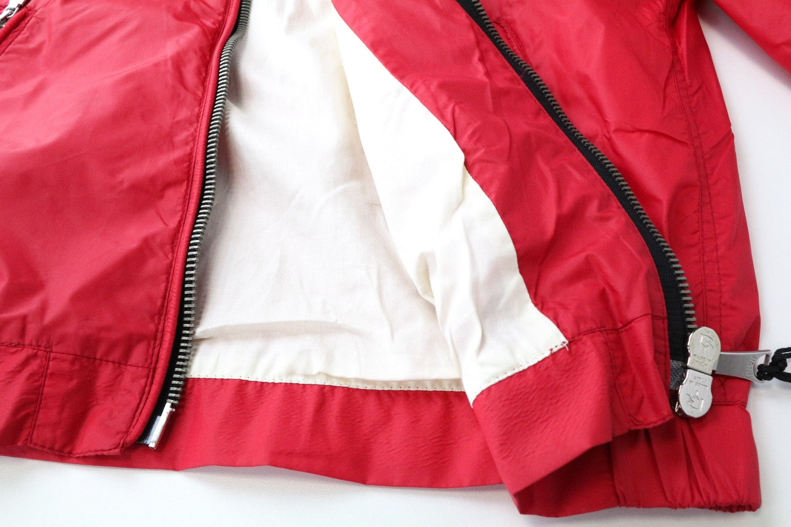 RICHMOND vyriška striukė IT48 ryškiai raudona dizainerio užtrauktuku, aukšta apykakle, klasikinio stiliaus, su pamušalu 