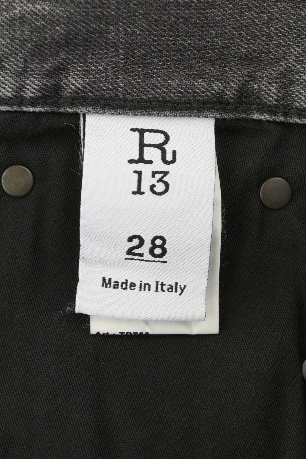 R13 Boyfriend moteriški džinsai 28 Wilson juodi ūsai su išblukusiu džinsu, trumpinti užtrauktuku PS25 