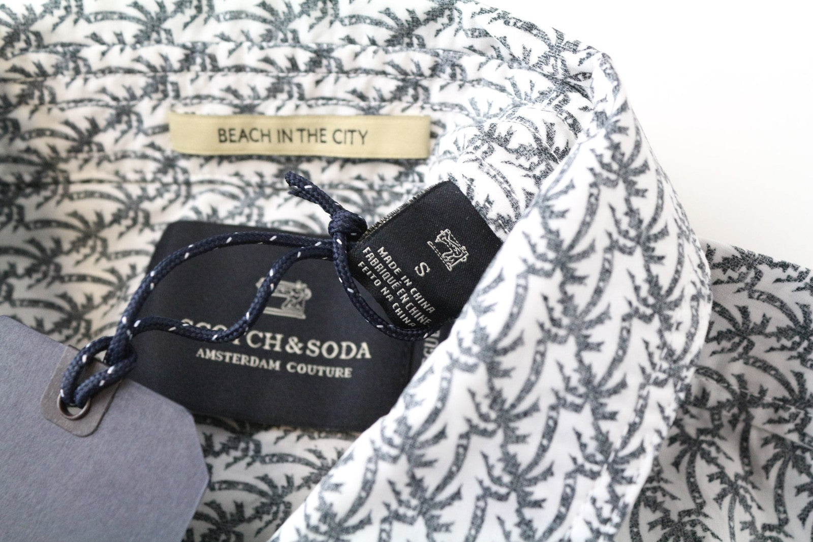 SCOTCH &amp; SODA vyriški marškinėliai S dydžio pilki delnų rašto vasariniai medvilniniai paplūdimio marškinėliai su sagomis