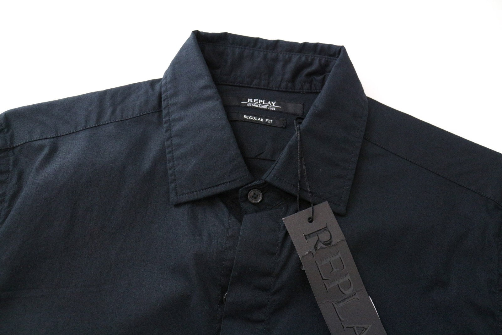 REPLAY vyriški marškinėliai S, juodi, vienspalviai, tamprūs medvilnės mišinio marškinėliai su sagomis užsegama platėjančia apykakle 