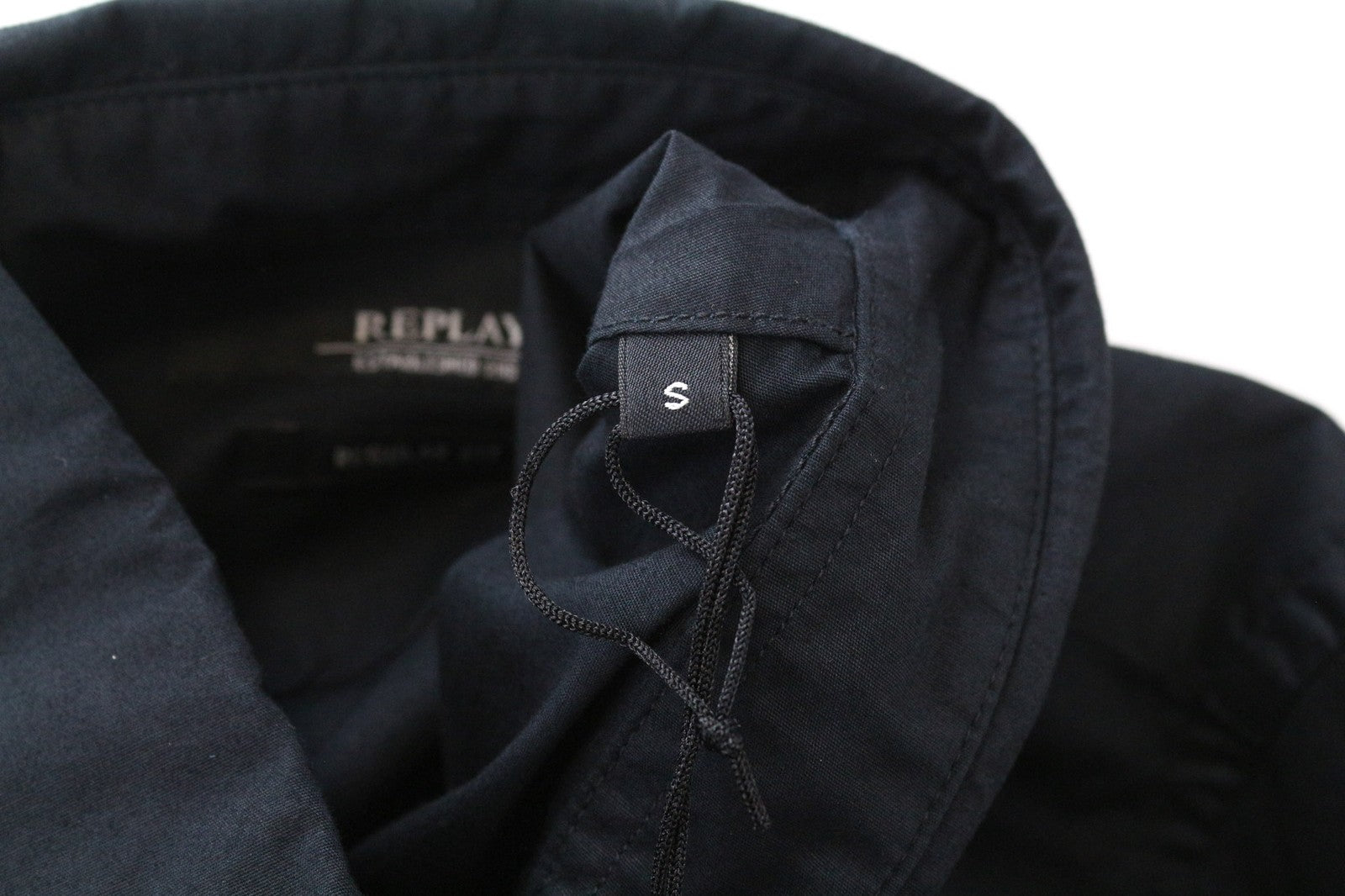 REPLAY vyriški marškinėliai S, juodi, vienspalviai, tamprūs medvilnės mišinio marškinėliai su sagomis užsegama platėjančia apykakle 