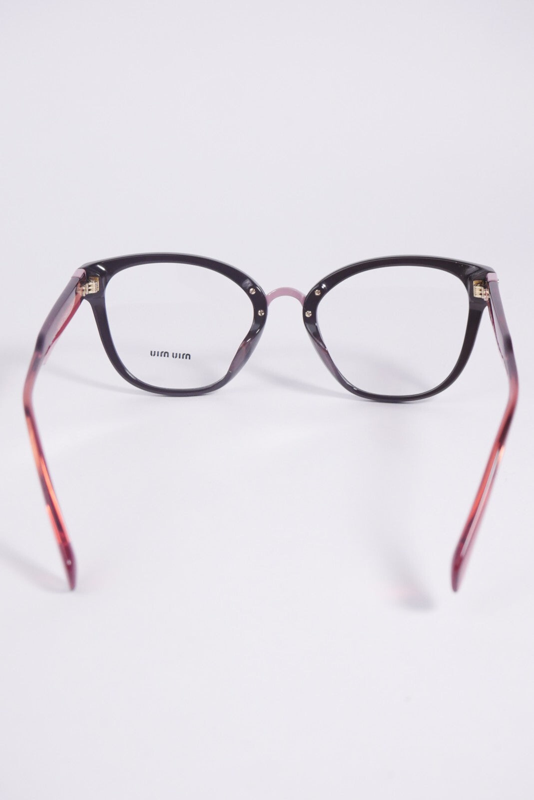 Miu Miu MU04QVA moteriški akiniai nuo saulės su rudais kvadratiniais rėmeliais, demonstraciniais lęšiais, 140 mm pilnu rėmeliu.