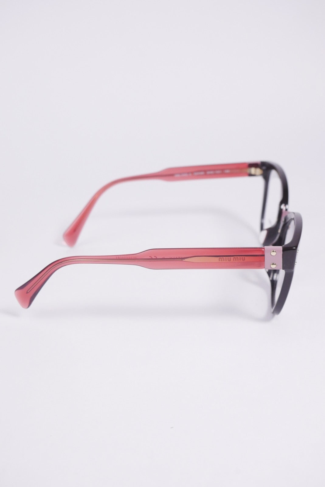 Miu Miu MU04QVA moteriški akiniai nuo saulės su rudais kvadratiniais rėmeliais, demonstraciniais lęšiais, 140 mm pilnu rėmeliu.