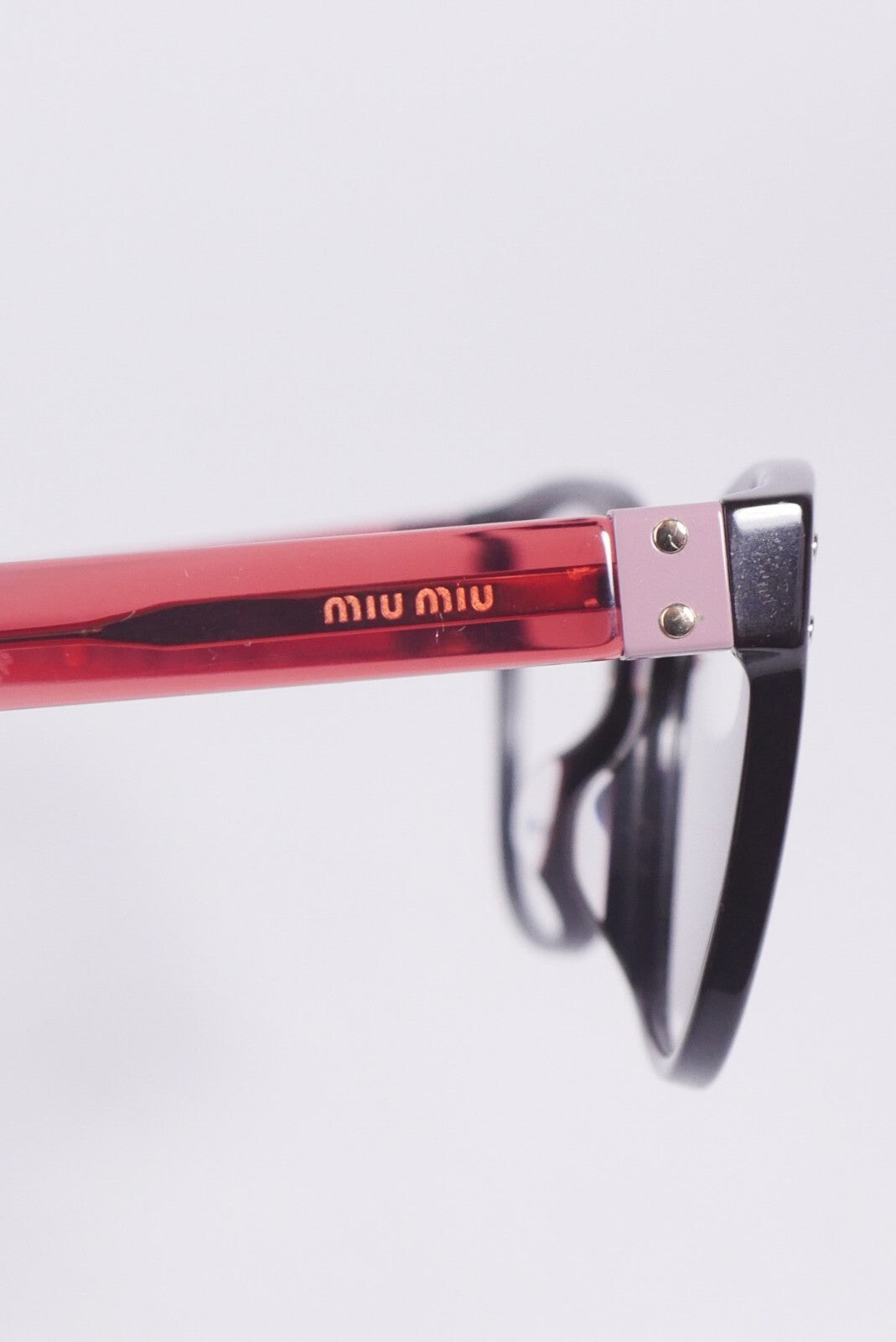 Miu Miu MU04QVA moteriški akiniai nuo saulės su rudais kvadratiniais rėmeliais, demonstraciniais lęšiais, 140 mm pilnu rėmeliu.