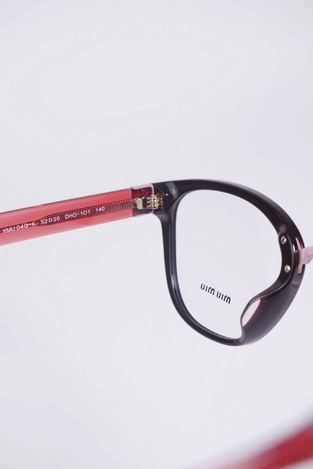 Miu Miu MU04QVA moteriški akiniai nuo saulės su rudais kvadratiniais rėmeliais, demonstraciniais lęšiais, 140 mm pilnu rėmeliu.