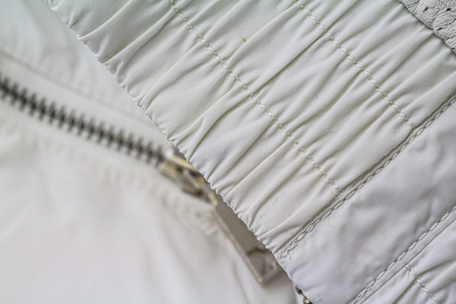 RICHMOND vyriška striukė 50 balkšvos spalvos, šviesiai laisvalaikio stiliaus, su užtrauktuku, ilgomis rankovėmis, gatvės stilius 