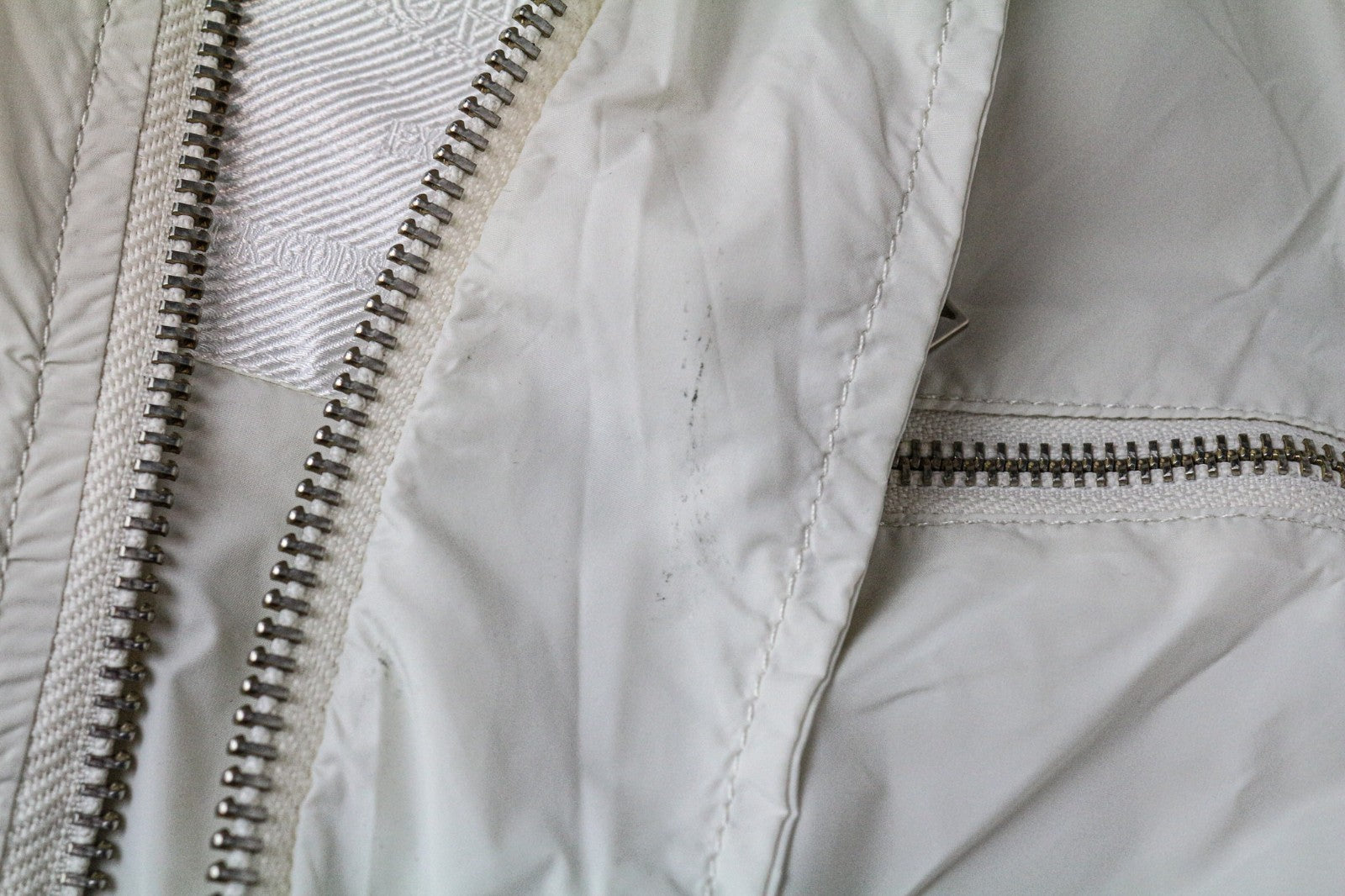 RICHMOND vyriška striukė 50 balkšvos spalvos, šviesiai laisvalaikio stiliaus, su užtrauktuku, ilgomis rankovėmis, gatvės stilius 