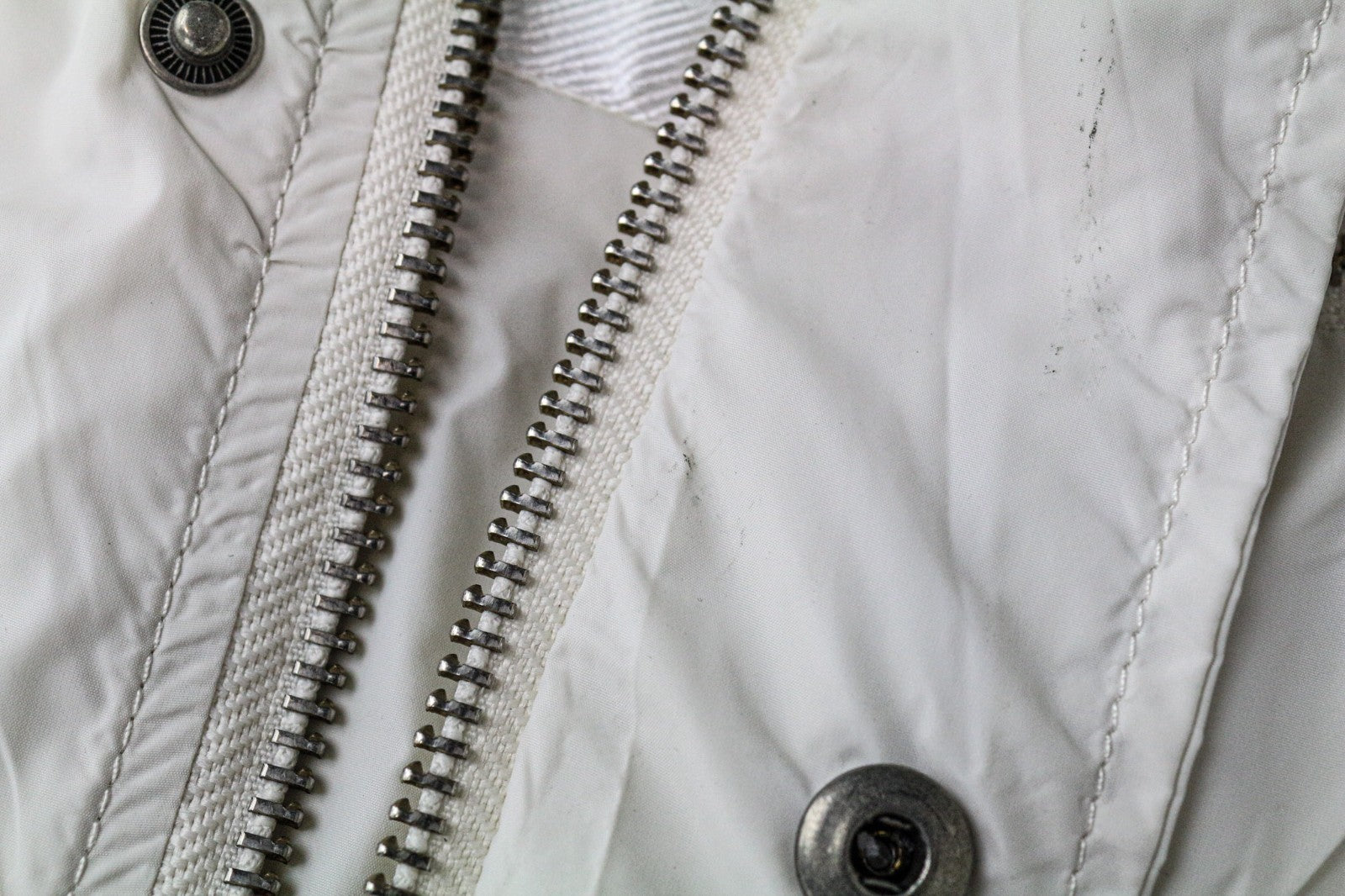 RICHMOND vyriška striukė 50 balkšvos spalvos, šviesiai laisvalaikio stiliaus, su užtrauktuku, ilgomis rankovėmis, gatvės stilius 