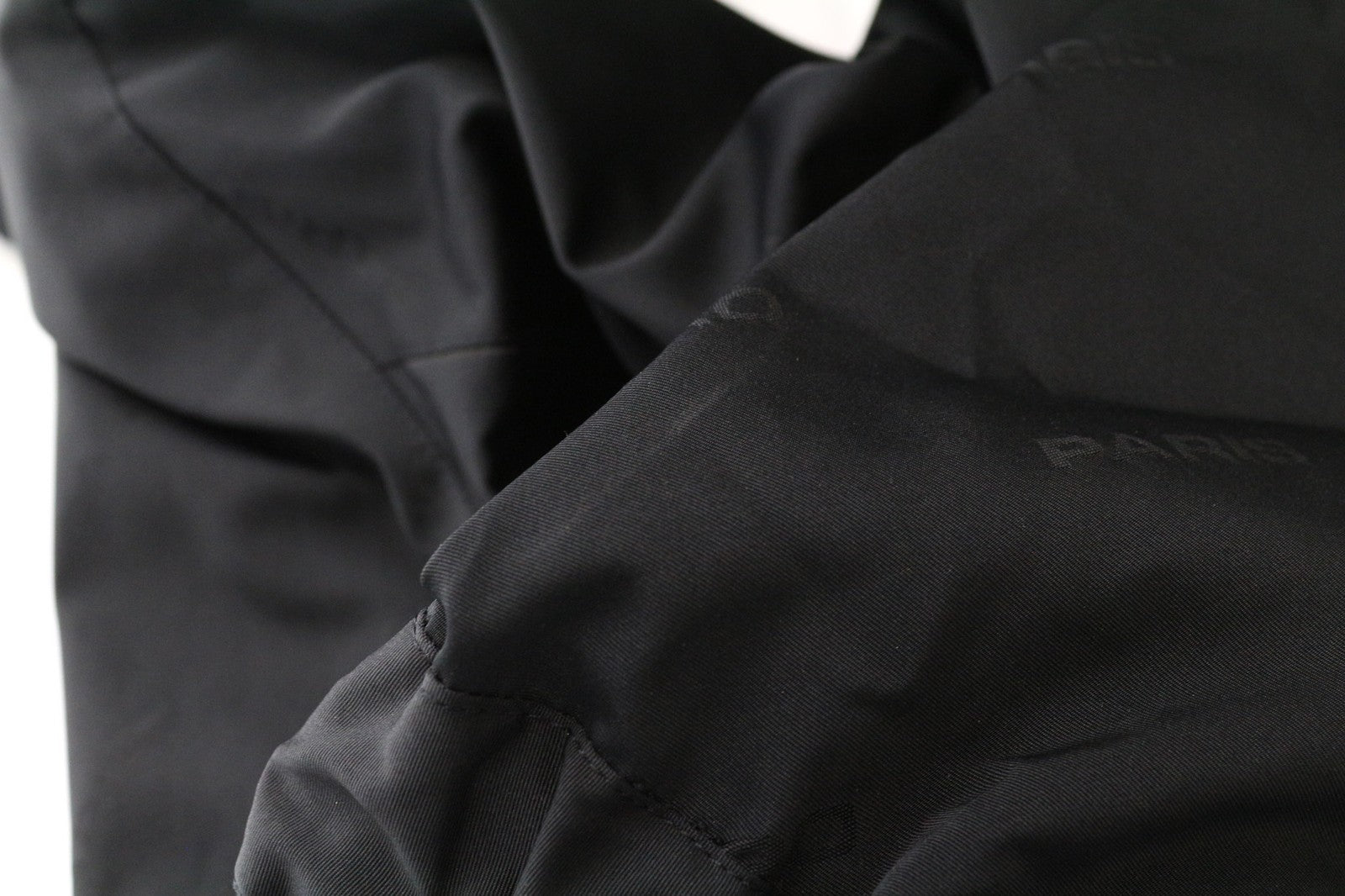 SANDRO Diagonal vyriška striukė M juoda su gobtuvu ir užtrauktuku, lengva, laisvalaikio stiliaus 