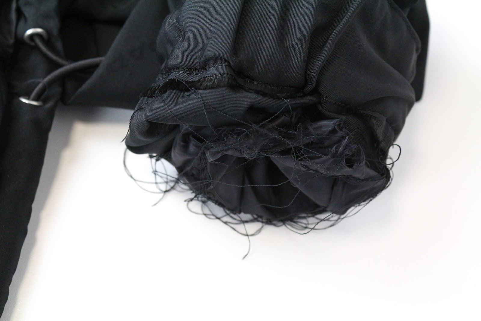 SANDRO Diagonal vyriška striukė M juoda su gobtuvu ir užtrauktuku, lengva, laisvalaikio stiliaus 