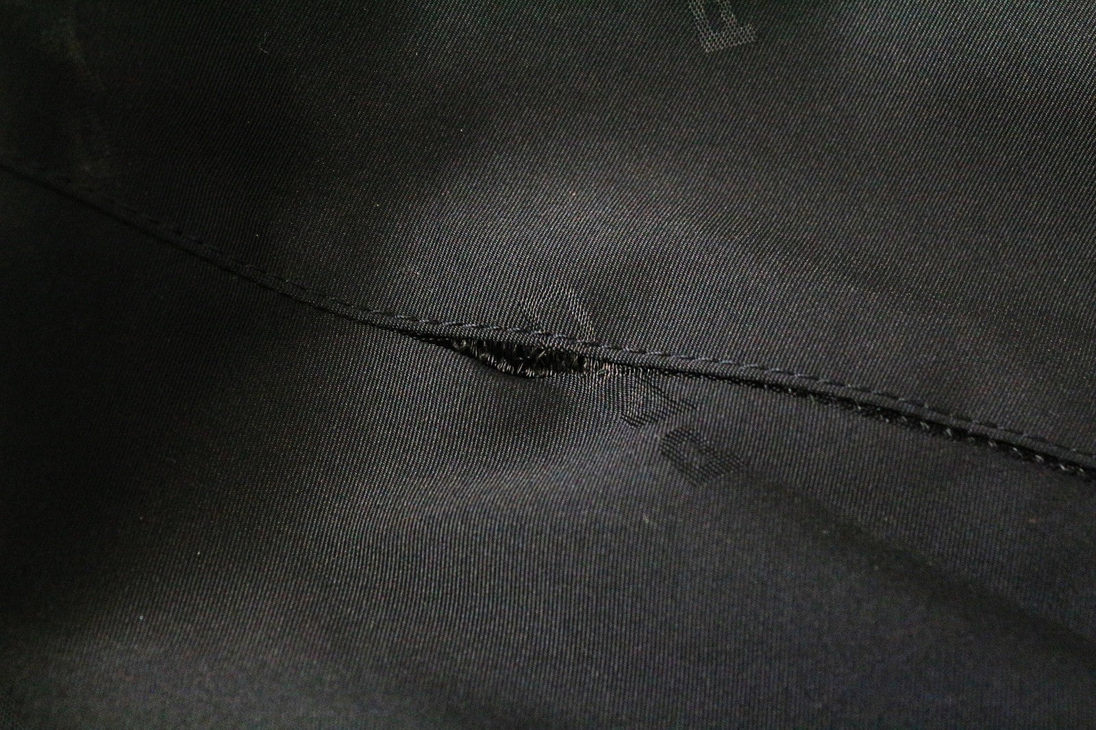 SANDRO Diagonal vyriška striukė M juoda su gobtuvu ir užtrauktuku, lengva, laisvalaikio stiliaus 