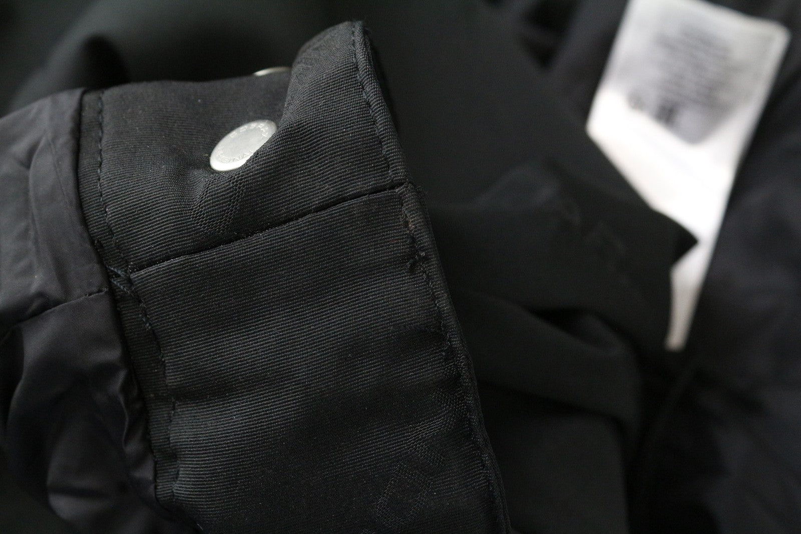 SANDRO Diagonal vyriška striukė M juoda su gobtuvu ir užtrauktuku, lengva, laisvalaikio stiliaus 