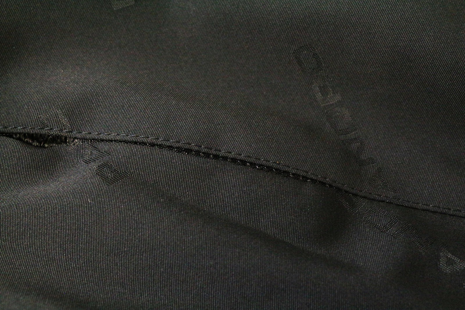 SANDRO Diagonal vyriška striukė M juoda su gobtuvu ir užtrauktuku, lengva, laisvalaikio stiliaus 