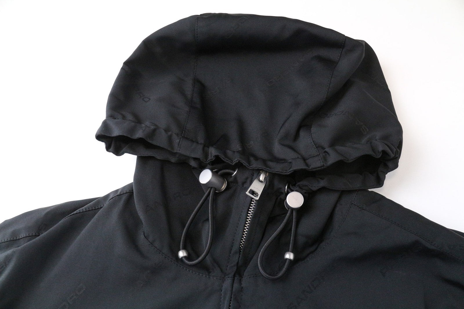 SANDRO Diagonal vyriška striukė M juoda su gobtuvu ir užtrauktuku, lengva, laisvalaikio stiliaus 