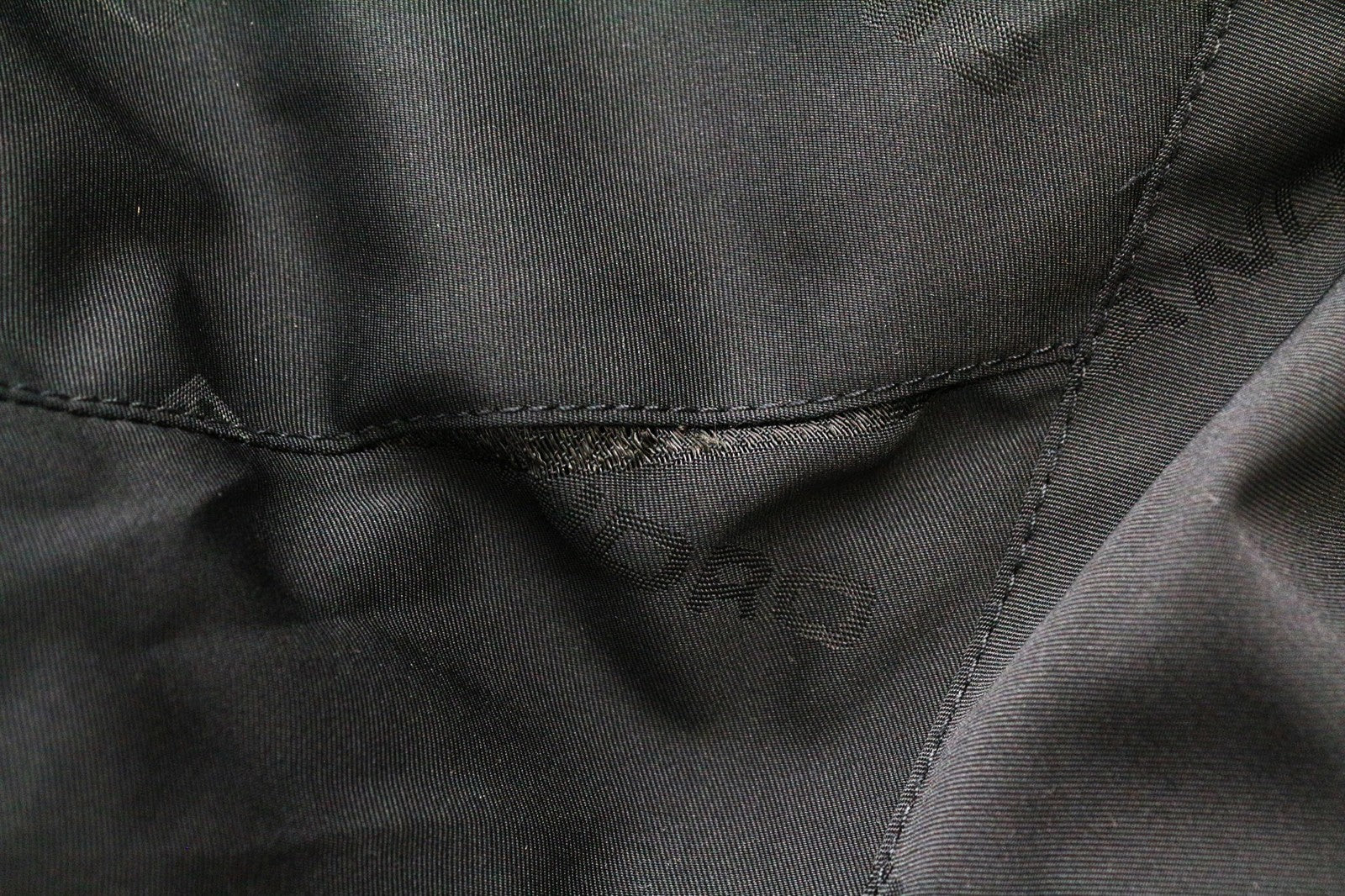 SANDRO Diagonal vyriška striukė M juoda su gobtuvu ir užtrauktuku, lengva, laisvalaikio stiliaus 