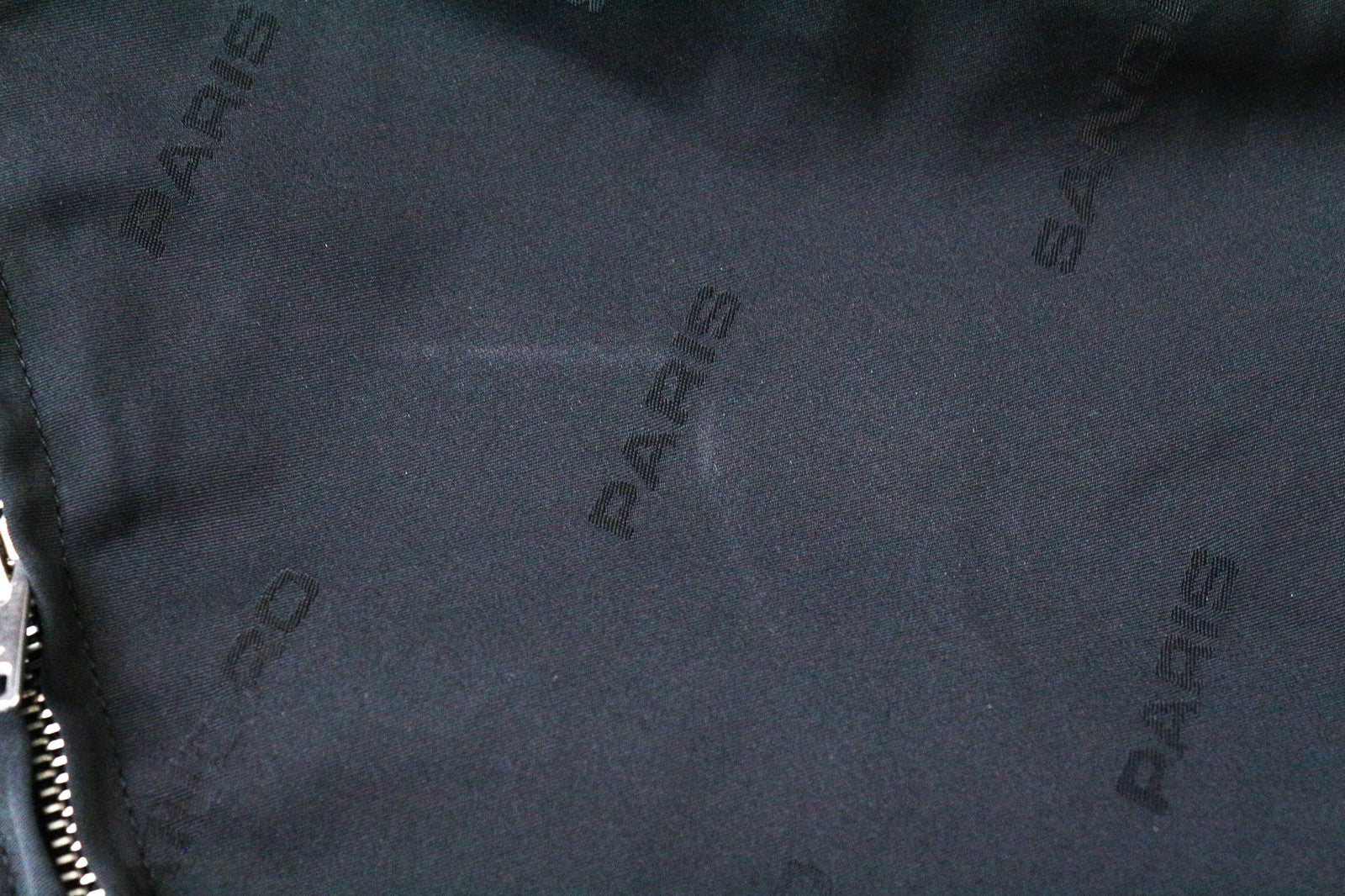 SANDRO Diagonal vyriška striukė M juoda su gobtuvu ir užtrauktuku, lengva, laisvalaikio stiliaus 