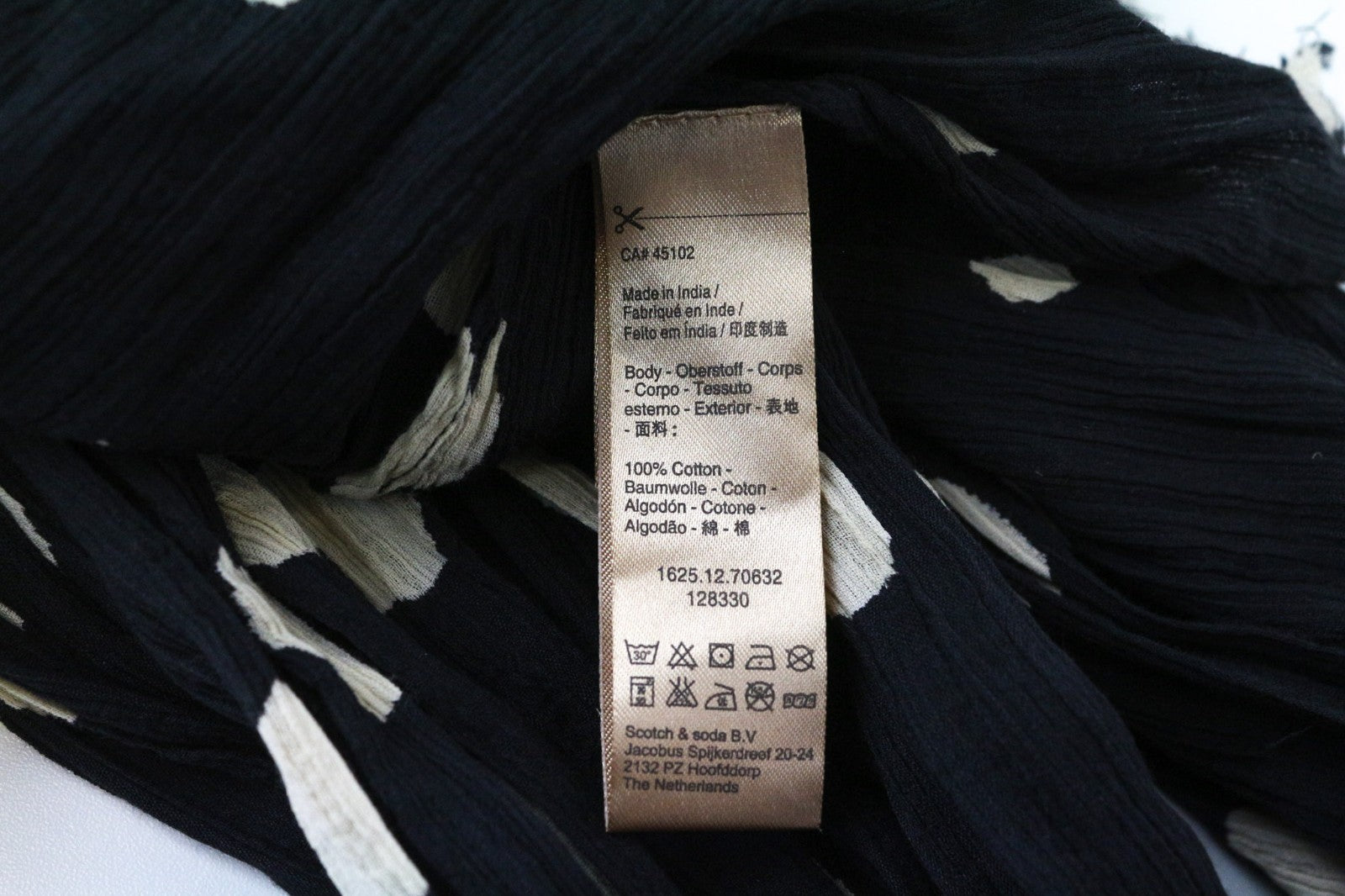 MAISON SCOTCH moteriškas šalikas OS su skalbta juoda medvilnine taškuota raštu, lengvas 