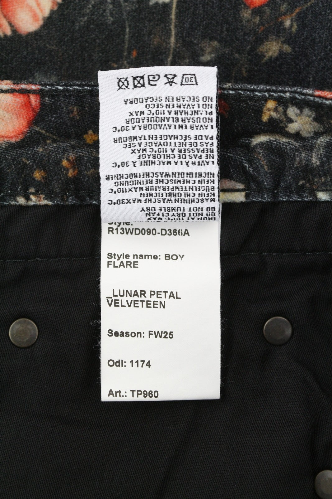 R13 berniukiški platėjantys moteriški džinsai 31 mėnulio žiedlapių aksominis gėlių raštas FW25 RRP799 