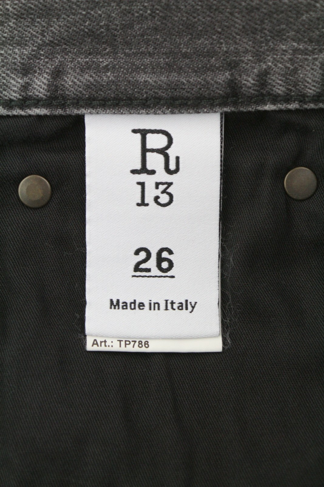 R13 Boyfriend moteriški džinsai 26 Wilson juodi ūsai su išblukusiu džinsu, trumpinti užtrauktuku PS25 