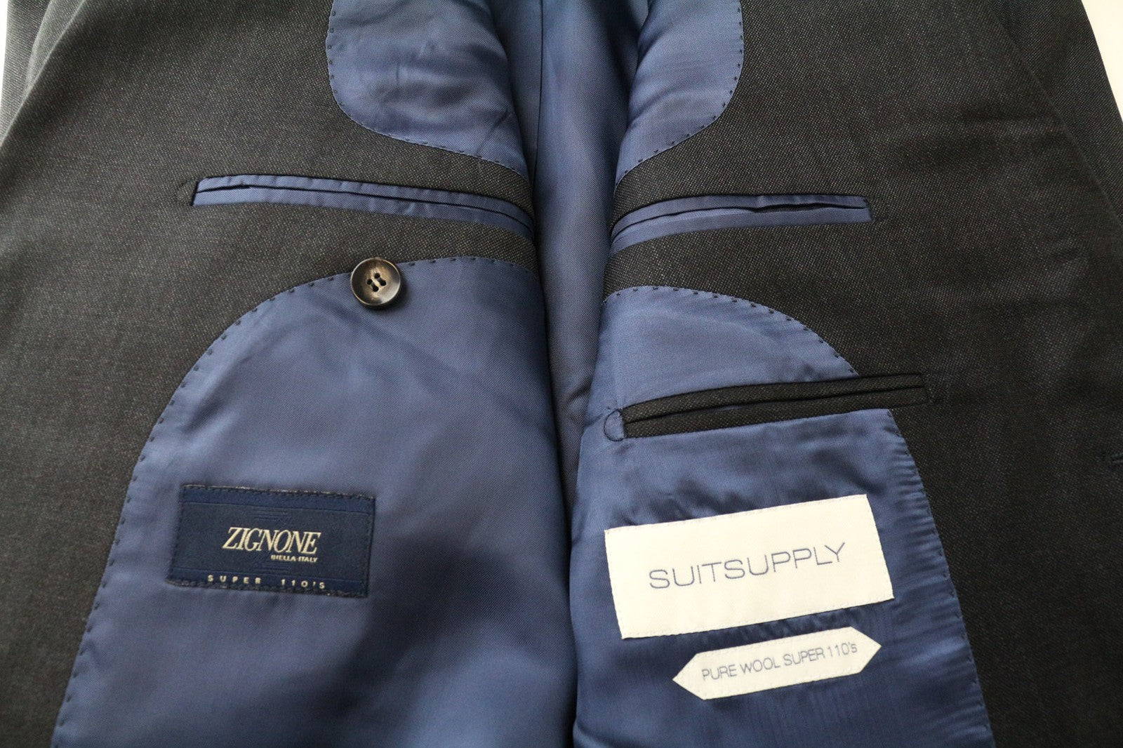 „SUITSUPPLY Napoli“ vyriškas švarkas, pilkas, vilnonis, UK38R, su pamušalu ir elegantišku kirpimu. 