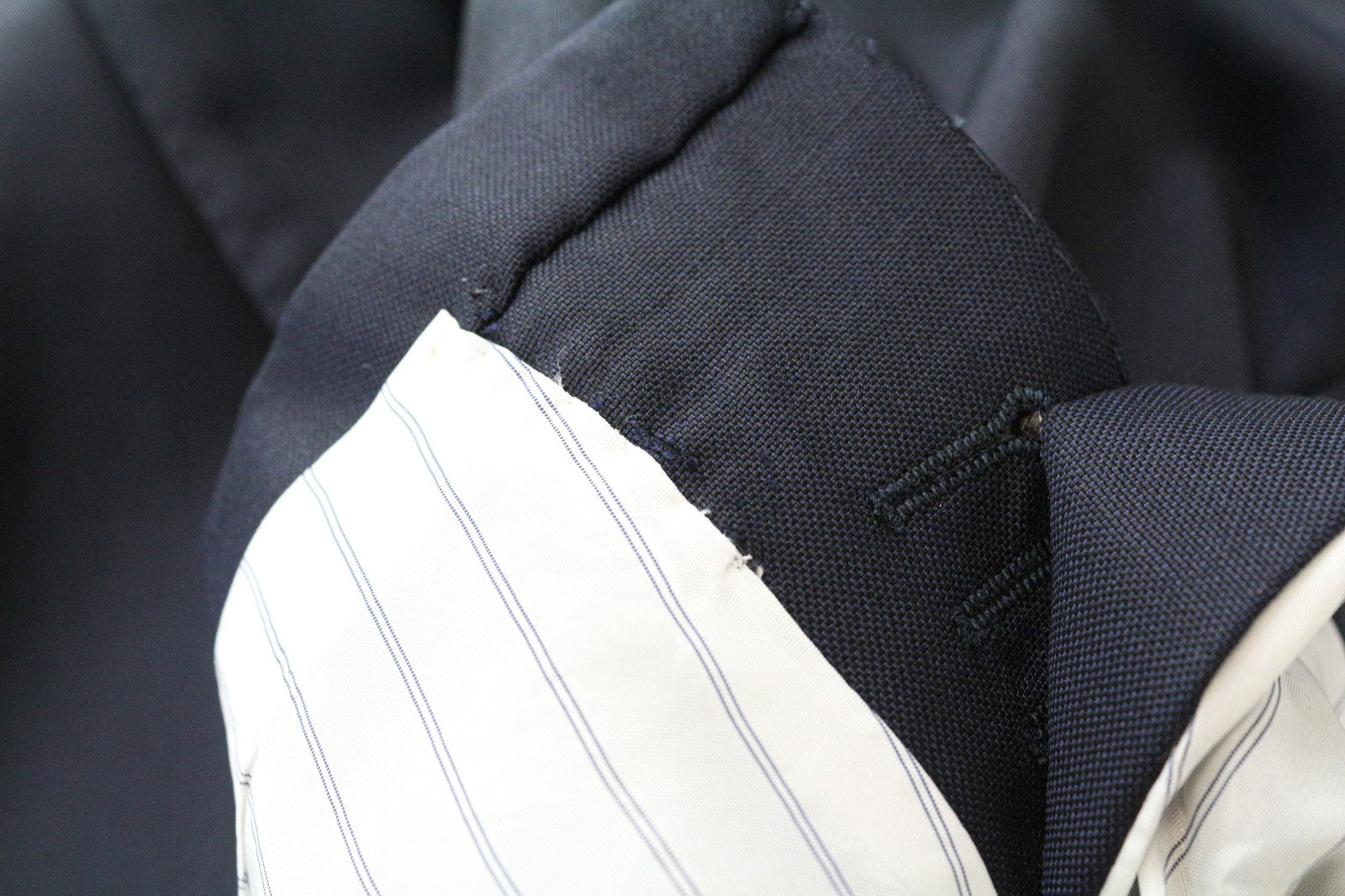 „SUITSUPPLY Napoli“ vyriškas švarkas, UK38R, tamsiai mėlynas, vilnonis „Super 110's Classic“ 