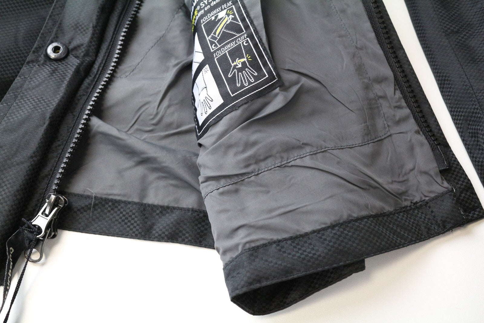 TUCANO URBANO Tina moteriška striukė IT44 juoda su vėjui nepralaidžia pamušalu ir motociklininkų šarvais 