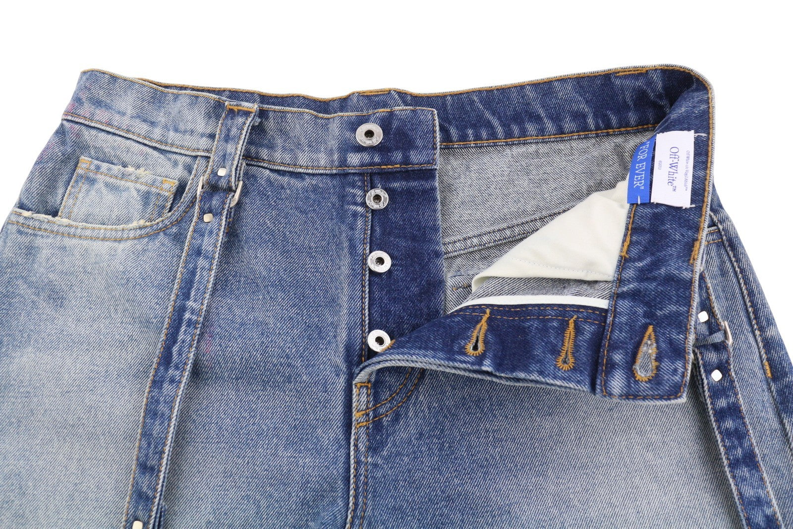 OFF-WHITE moteriški krovininiai šortai W26 džinso mėlynumoje su išblukusia sagomis ir kišenėmis. 