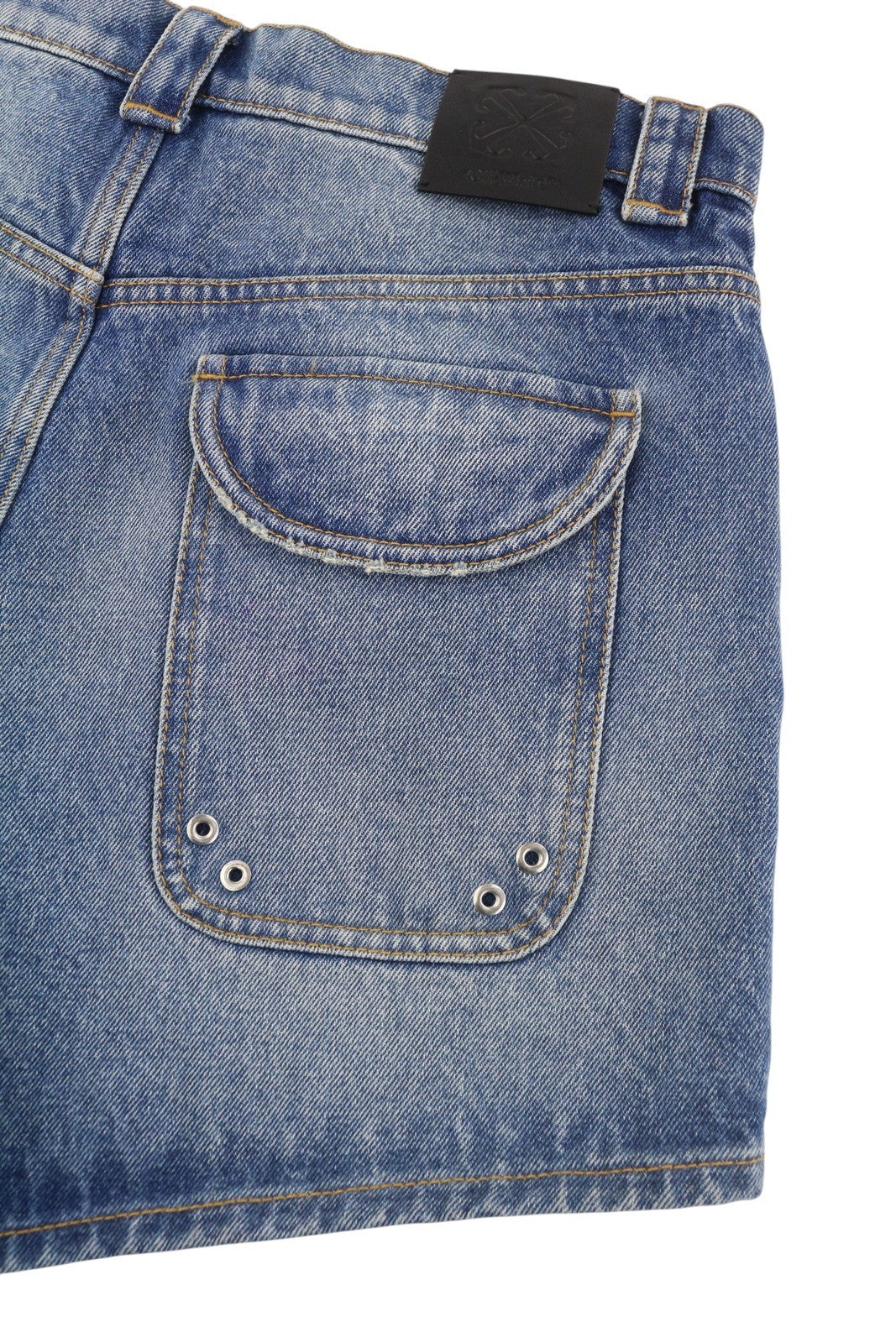 OFF-WHITE moteriški krovininiai šortai W26 džinso mėlynumoje su išblukusia sagomis ir kišenėmis. 