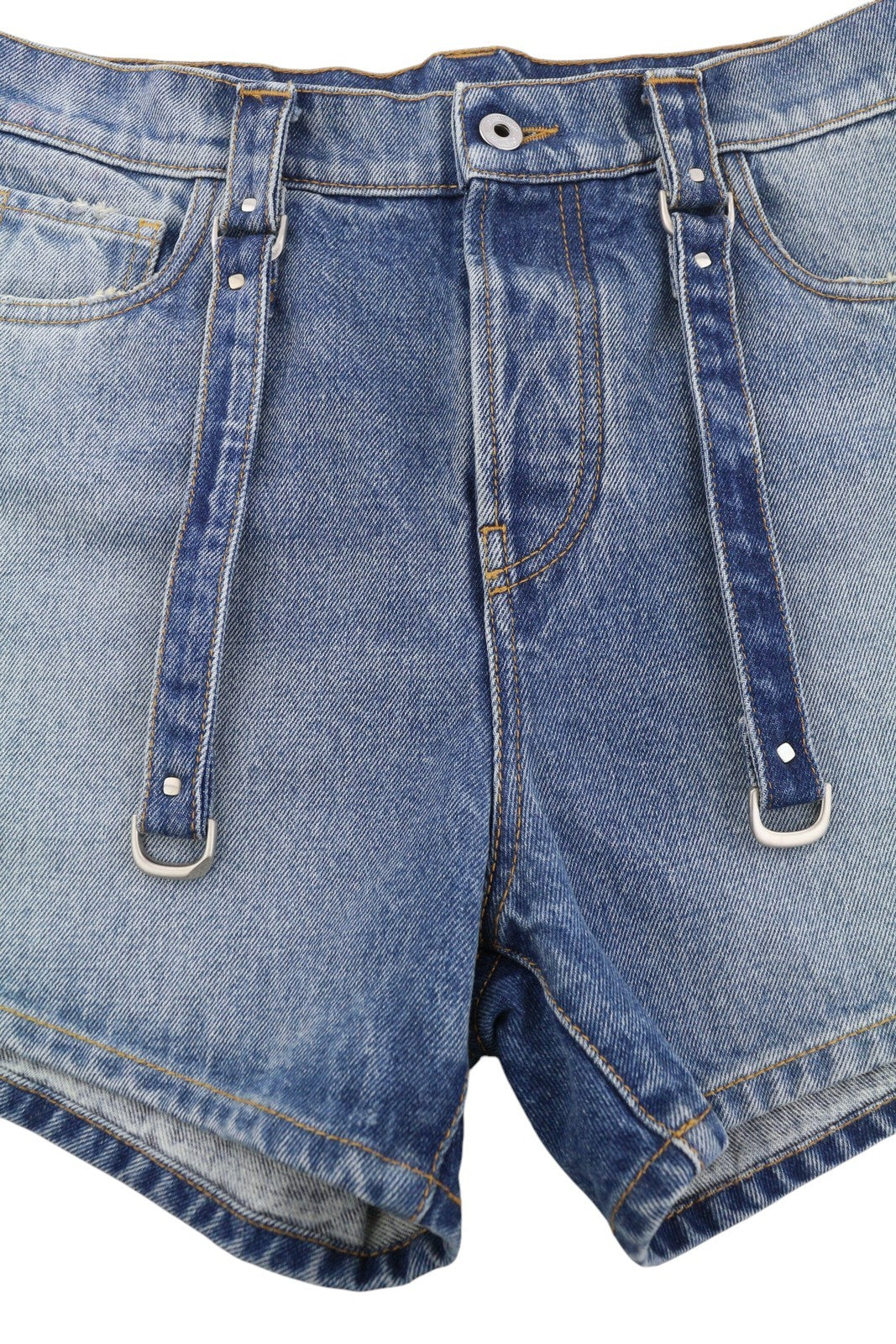 OFF-WHITE moteriški krovininiai šortai W26 džinso mėlynumoje su išblukusia sagomis ir kišenėmis. 