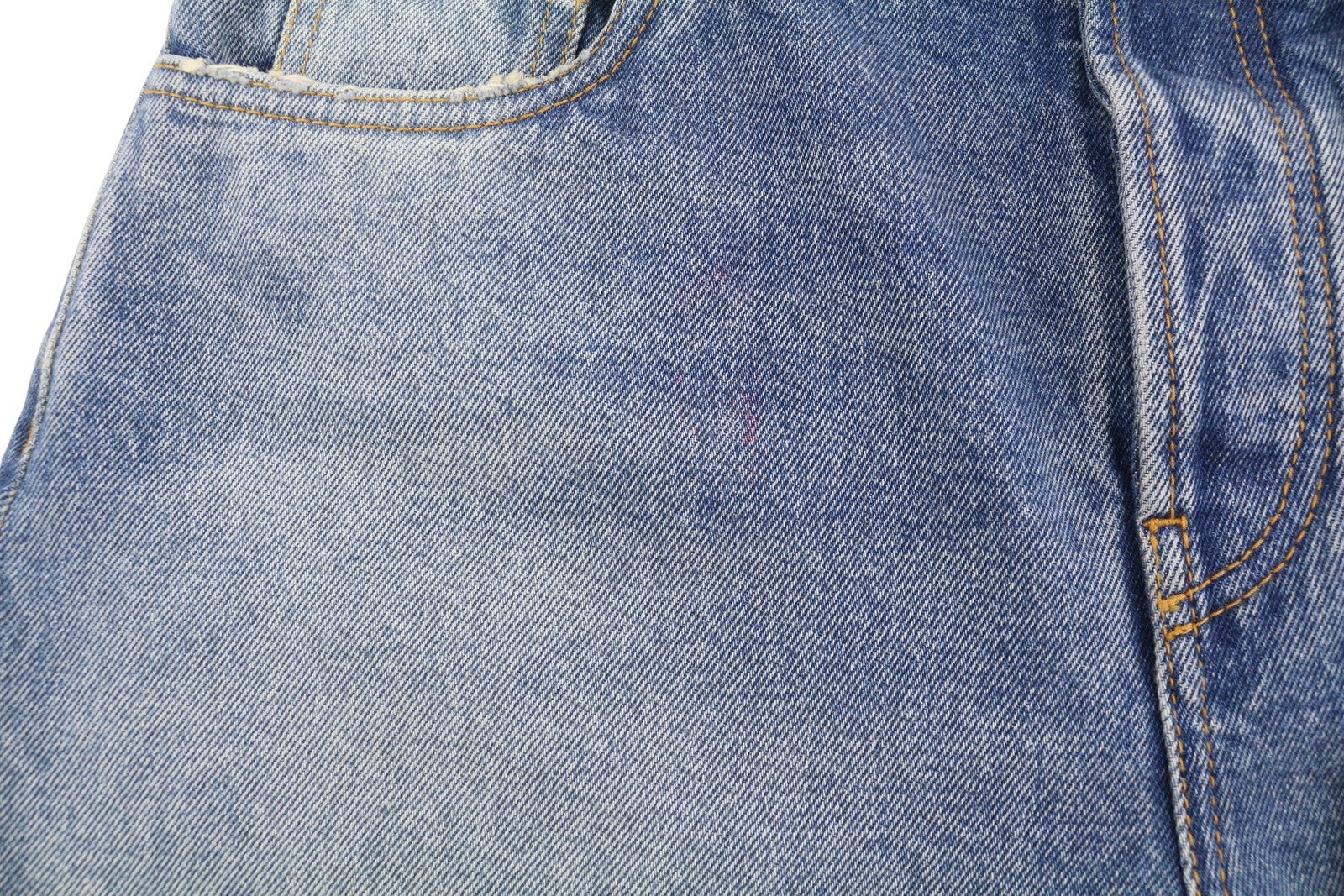 OFF-WHITE moteriški krovininiai šortai W26 džinso mėlynumoje su išblukusia sagomis ir kišenėmis. 