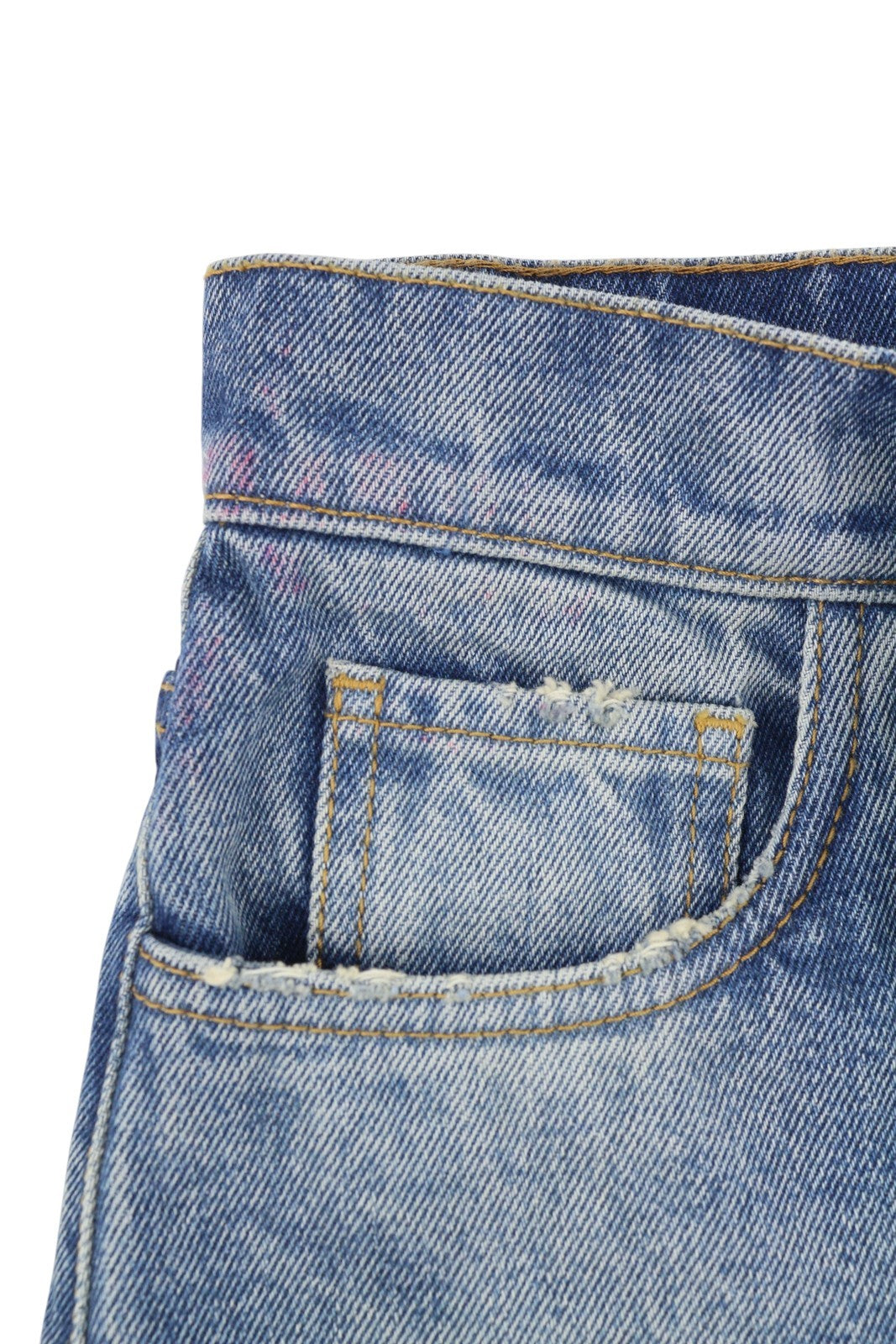 OFF-WHITE moteriški krovininiai šortai W26 džinso mėlynumoje su išblukusia sagomis ir kišenėmis. 