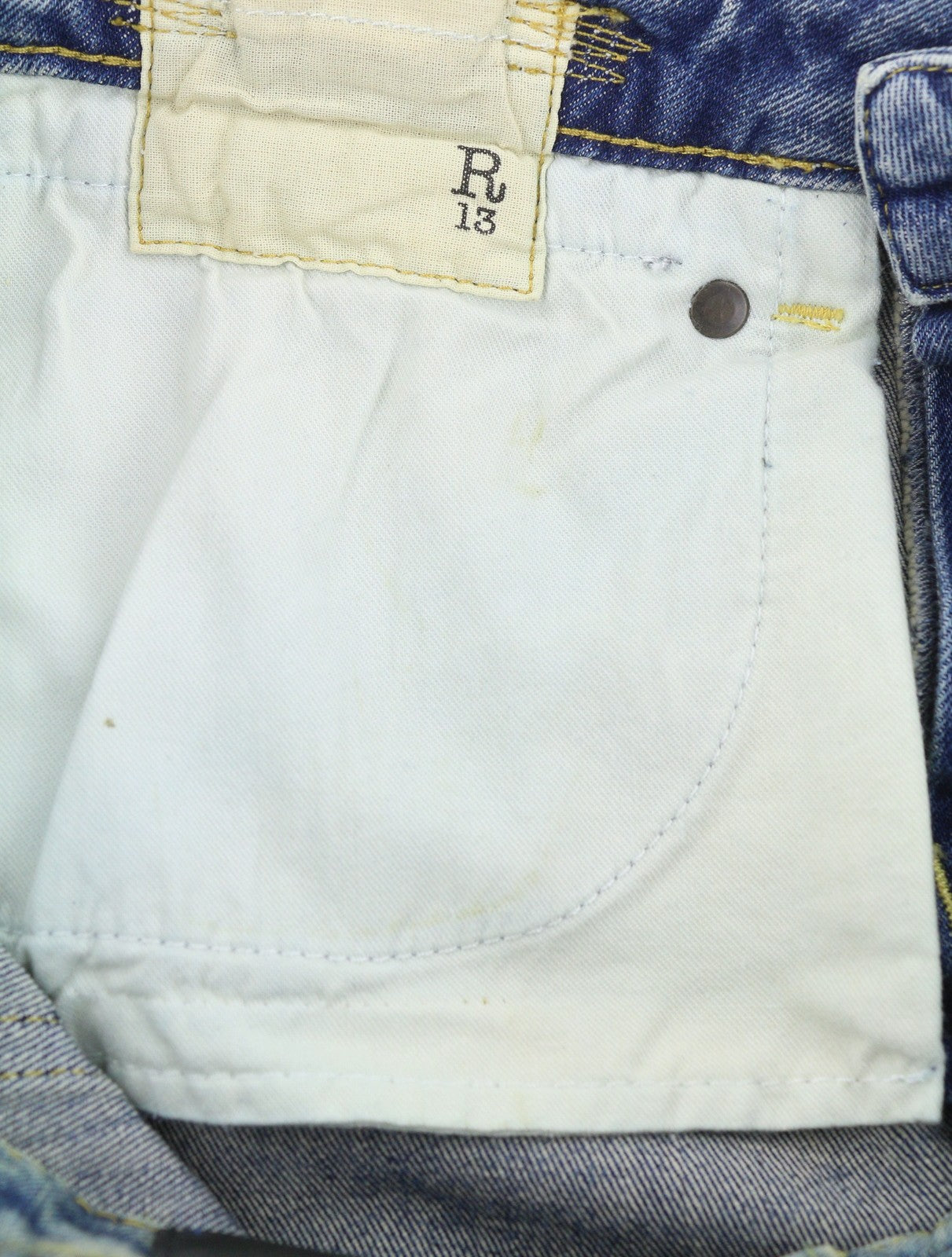 R13 berniukiški platėjantys moteriški džinsai 26 Kelly tamprūs platėjantys džinsai su išblukusiais ūsais mėlyni PF25 RRP645 