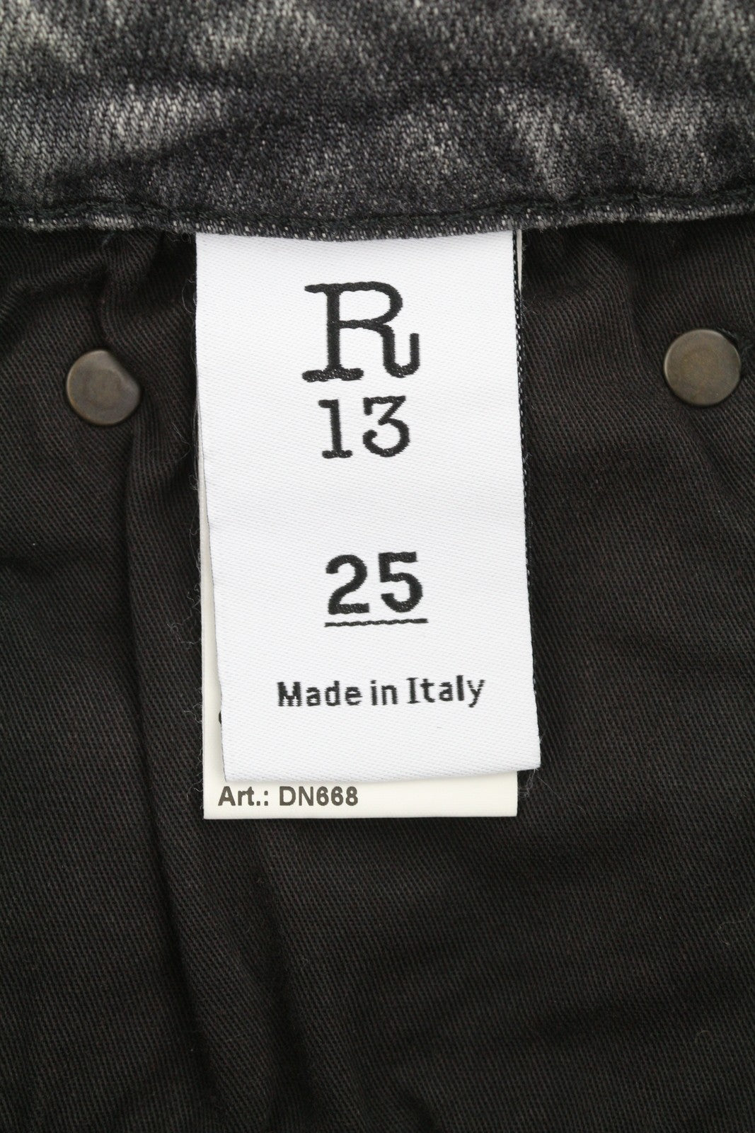 R13 Kick Fit moteriški džinsai 25 Leyton juodi, tamprūs, išblukę, ploni, tiesūs FW25 RRP630 