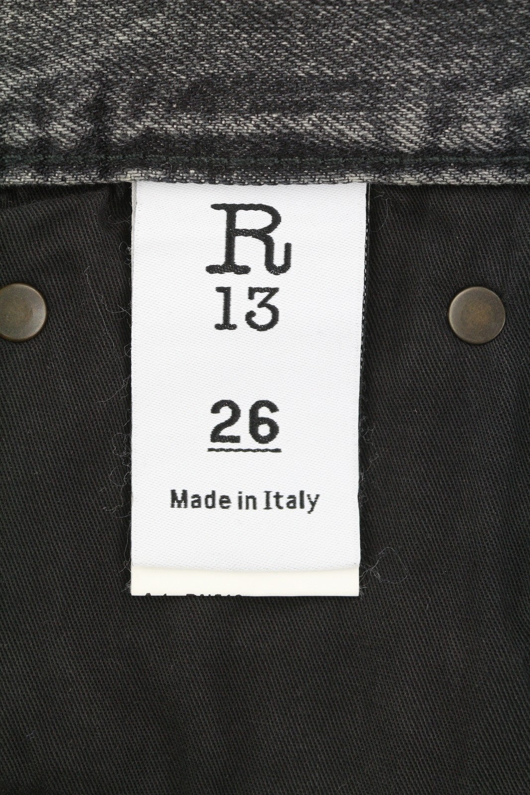 R13 Boyfriend moteriški džinsai 26 Leyton juodi išblukę ūsai trumpinti užtrauktuku FW25 