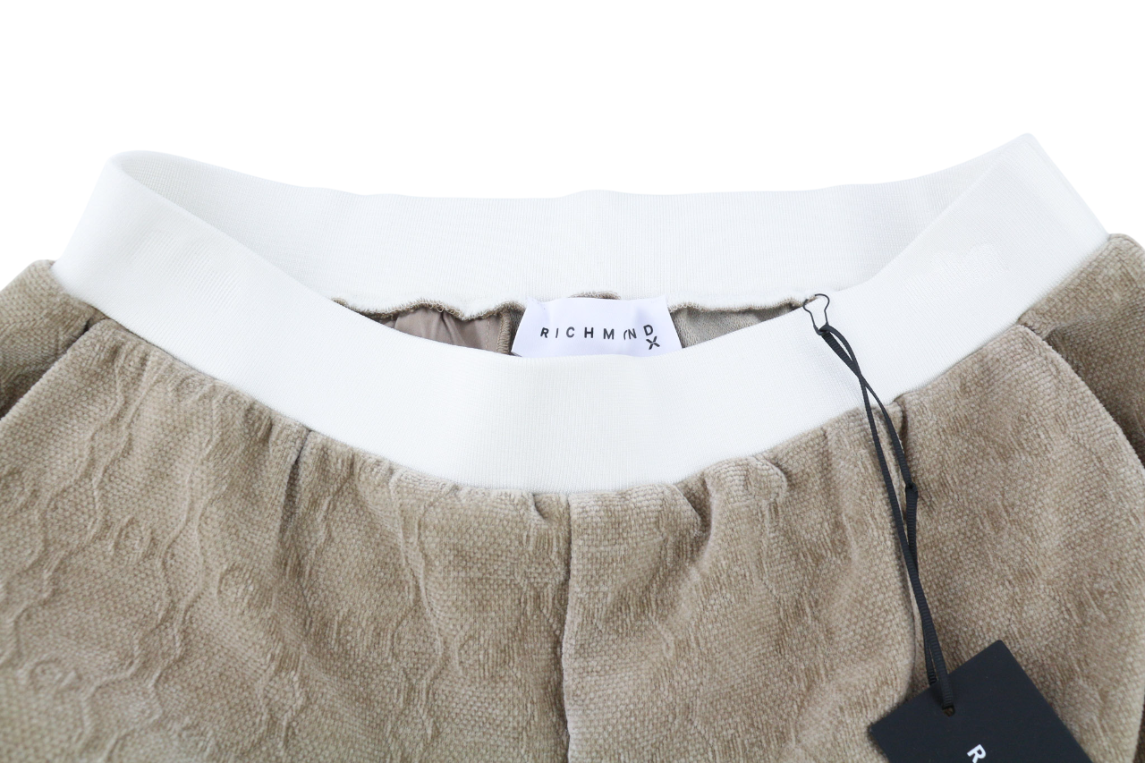 JOHN RICHMOND vyriškas rudų raštuotų megztinių komplektas M, tiesaus kirpimo kelnės, 2 vnt. 